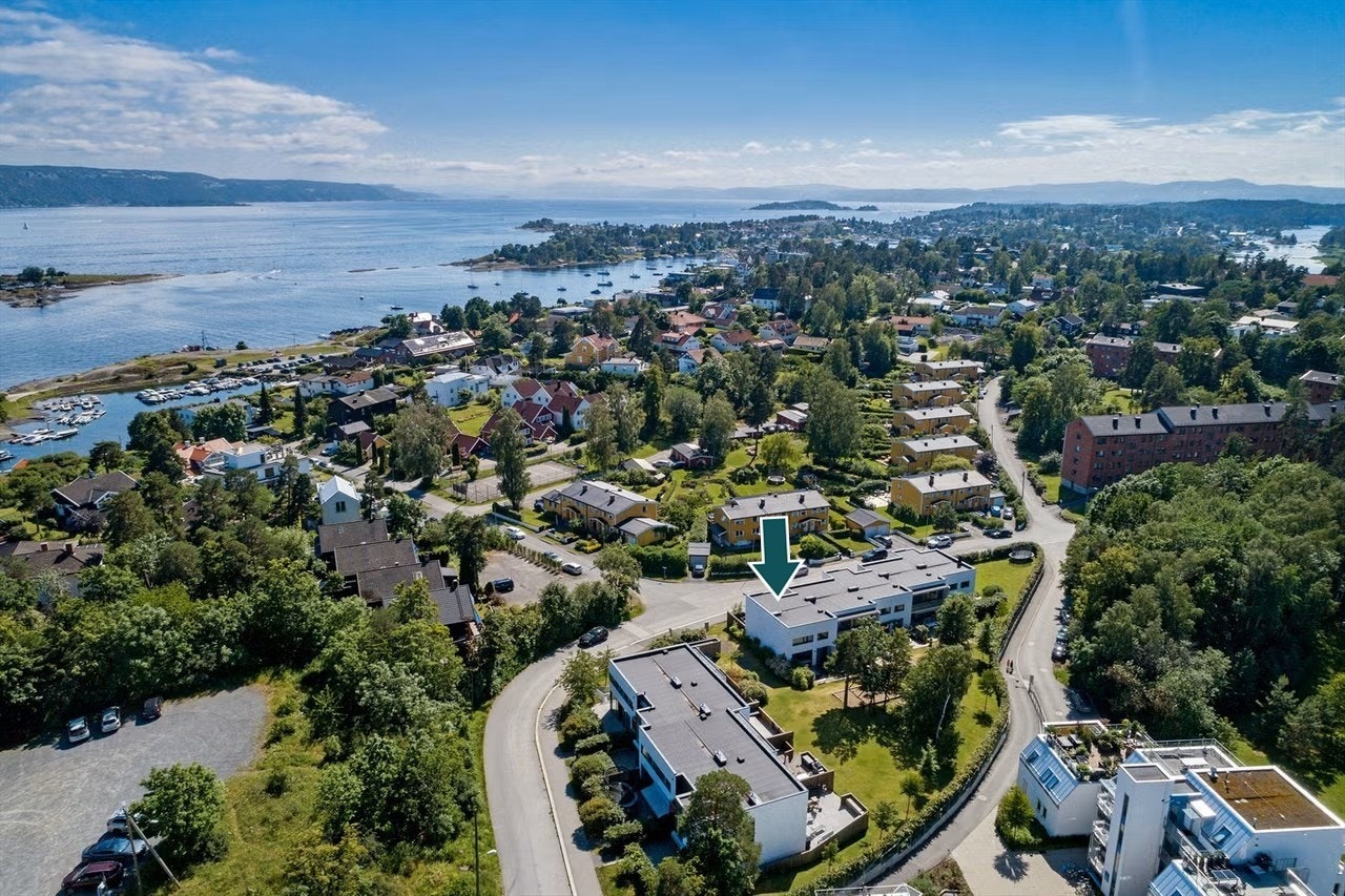 Her bor man landlig og fredelig til med store grøntområder, fuglesang og duft av skog og mark. På toppen av det hele bor du med nærhet til byen. Det tar deg ca. 10 minutter med bil til Oslo sentrum og det er kort vei til sjøen. Galleribilde
