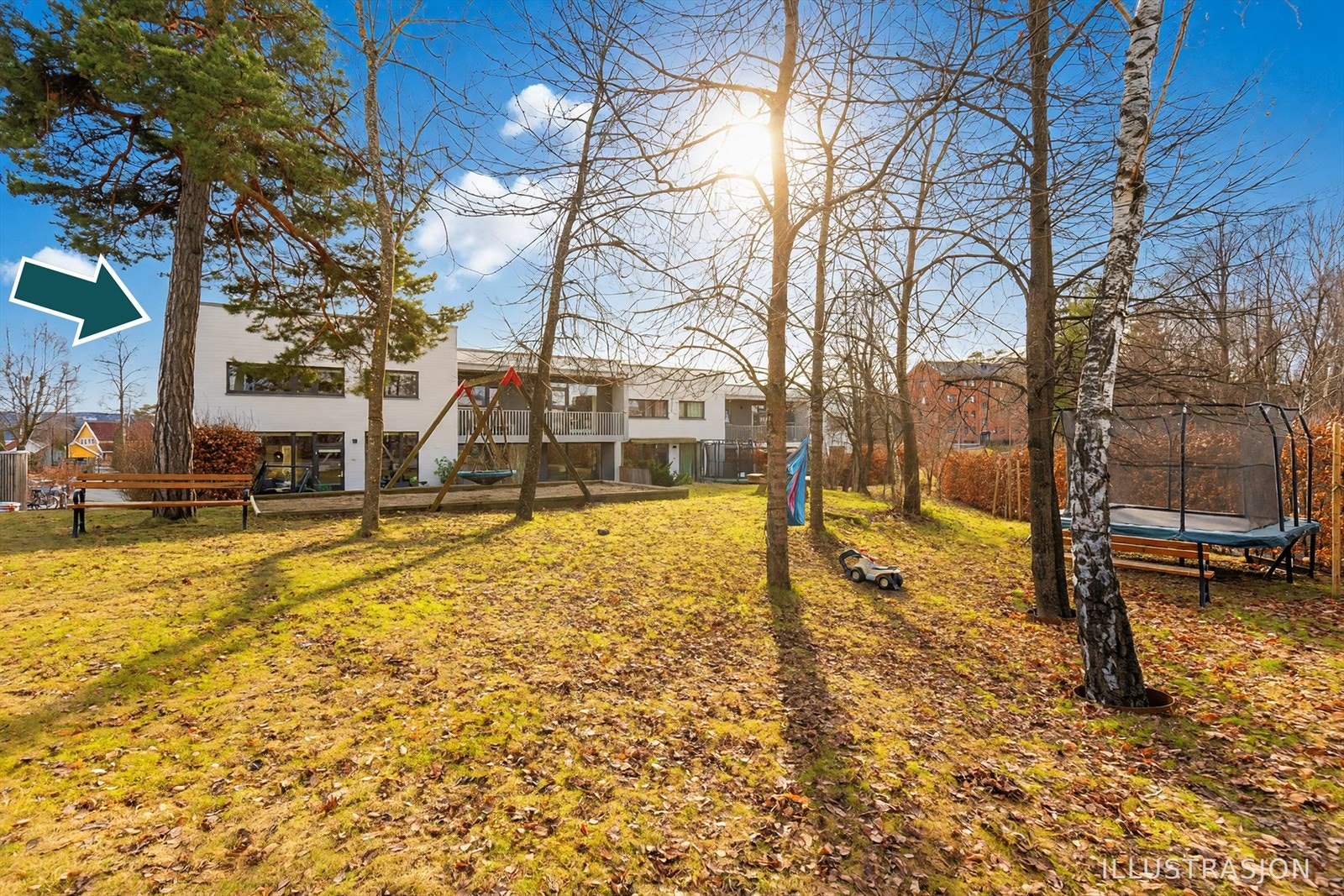 Mellom det etablerte boligområdet på Snarøya og Rolfstangen badeplass finner du Rolfstangveien 40, et flott rekkehus med beliggenhet på enden. (Bildet er redigert med sol). Galleribilde