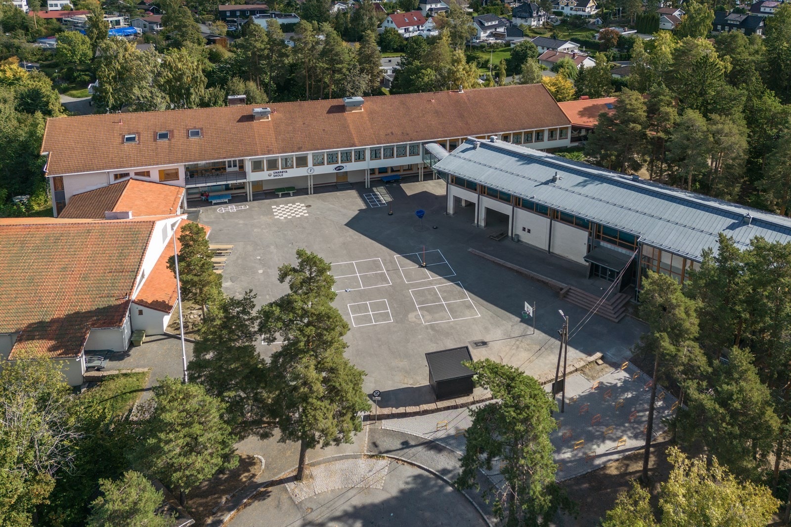 Snarøya skole kun få minutters gange fra boligen, via skolestien som fører opp til rolig gate på baksiden av skolen. Galleribilde