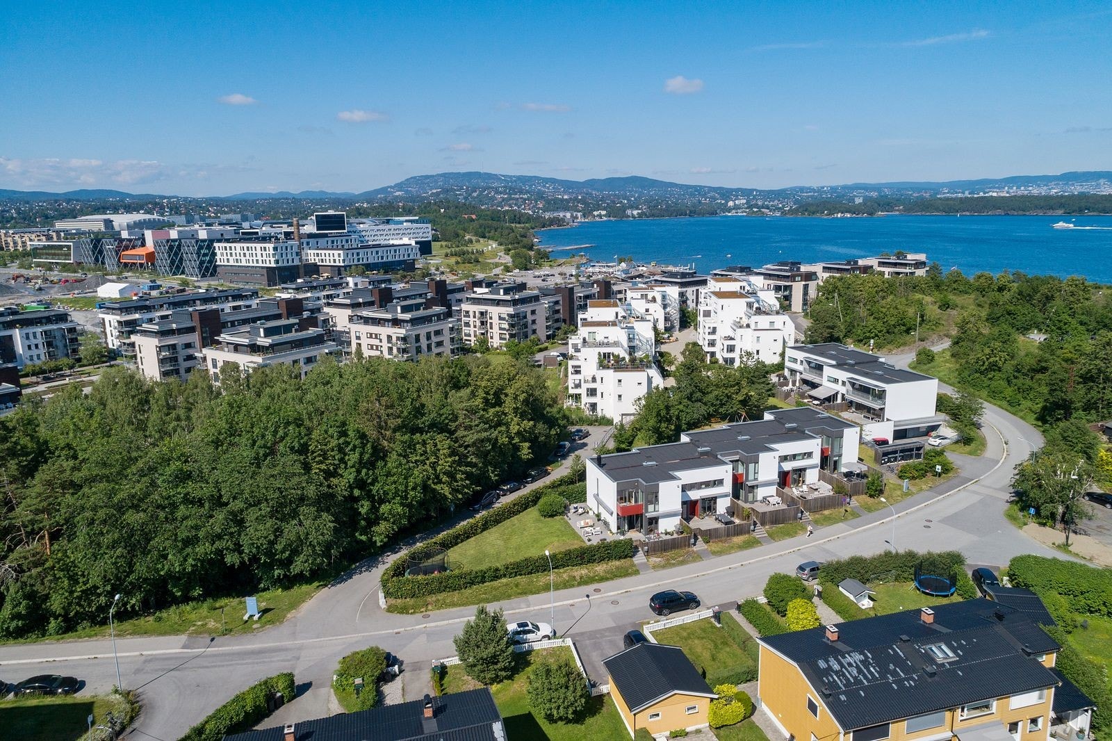Det er kort vei til de to grendesentrene på Hundsund og Storøya, der det blant annet finnes barnehager, idrettsplasser, bibliotek, lekeområder m.m. Kort vei også til Snarøya barneskole og Hundsund ungdomsskole. Galleribilde