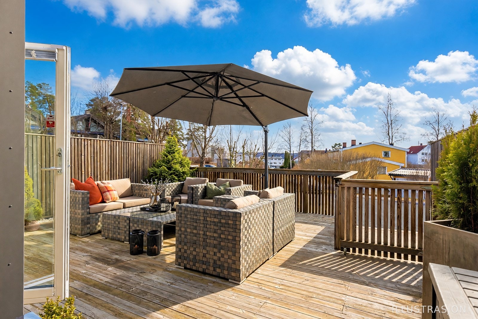 Videre er det utgang til en skjermet terrasse, her kan man nyte flotte sommerdager. (Bildet er en illustrasjon). Galleribilde