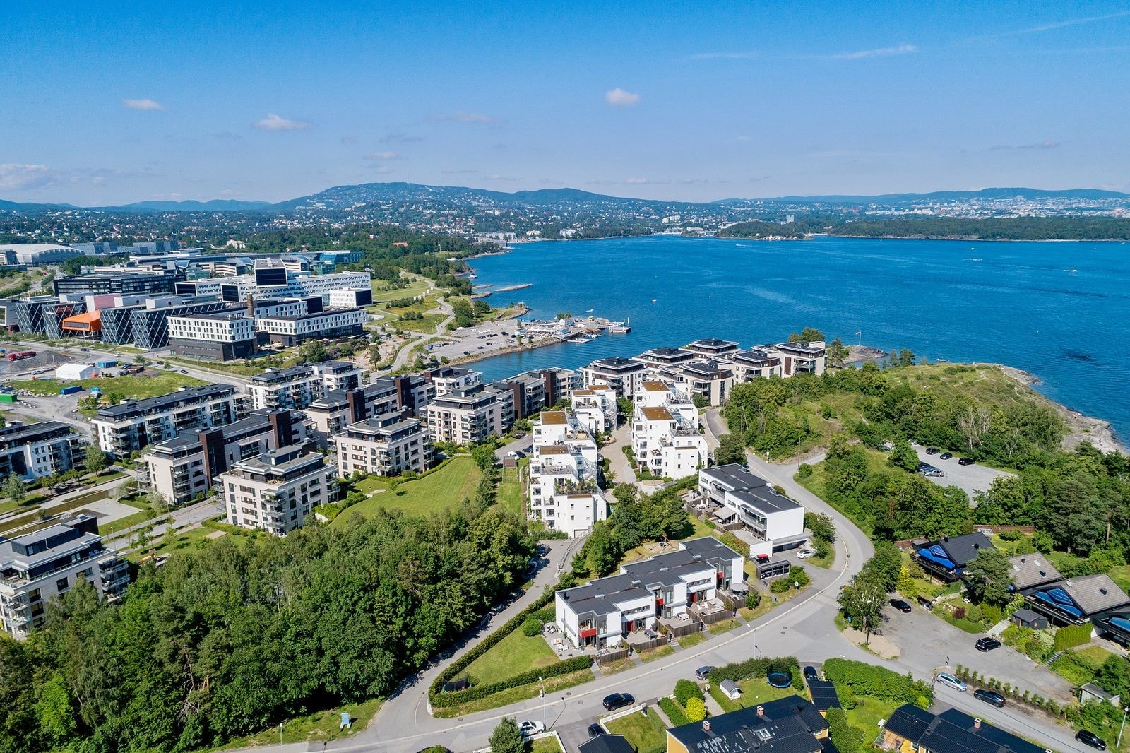 Her bor man landlig og fredelig til med store grøntområder, fuglesang og duft av skog og mark. På toppen av det hele bor du med nærhet til byen. Galleribilde