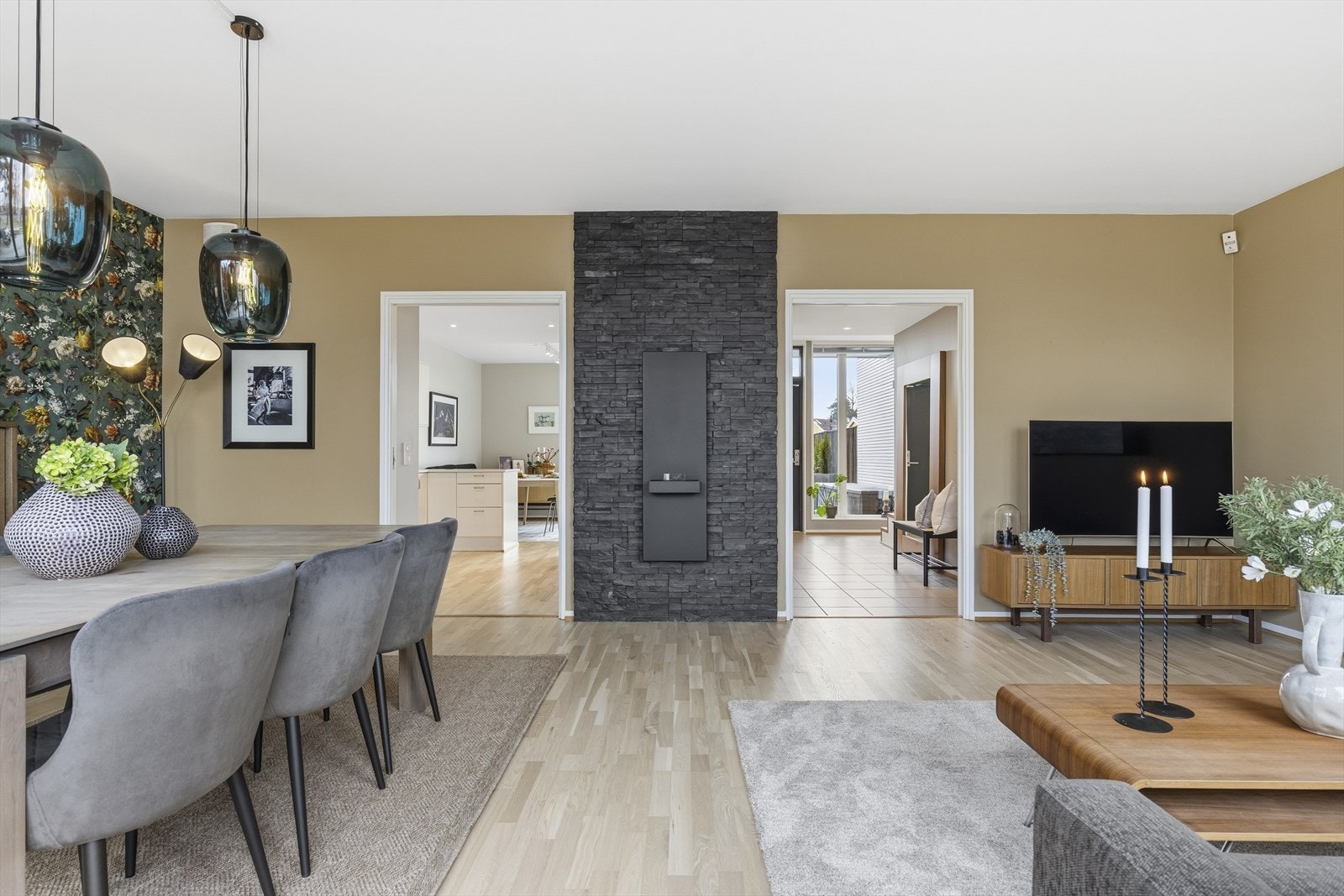 Stuen fremstår lys og trivelig, med en elegant Tenderflame-peis som skaper et naturlig midtpunkt og tilfører rommet en varm og hyggelig atmosfære. Galleribilde
