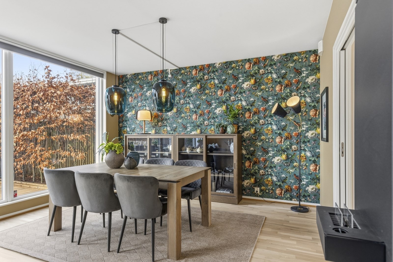 Det er god plass til og samle familie og venner i allrommet til hyggelige lag. Galleribilde