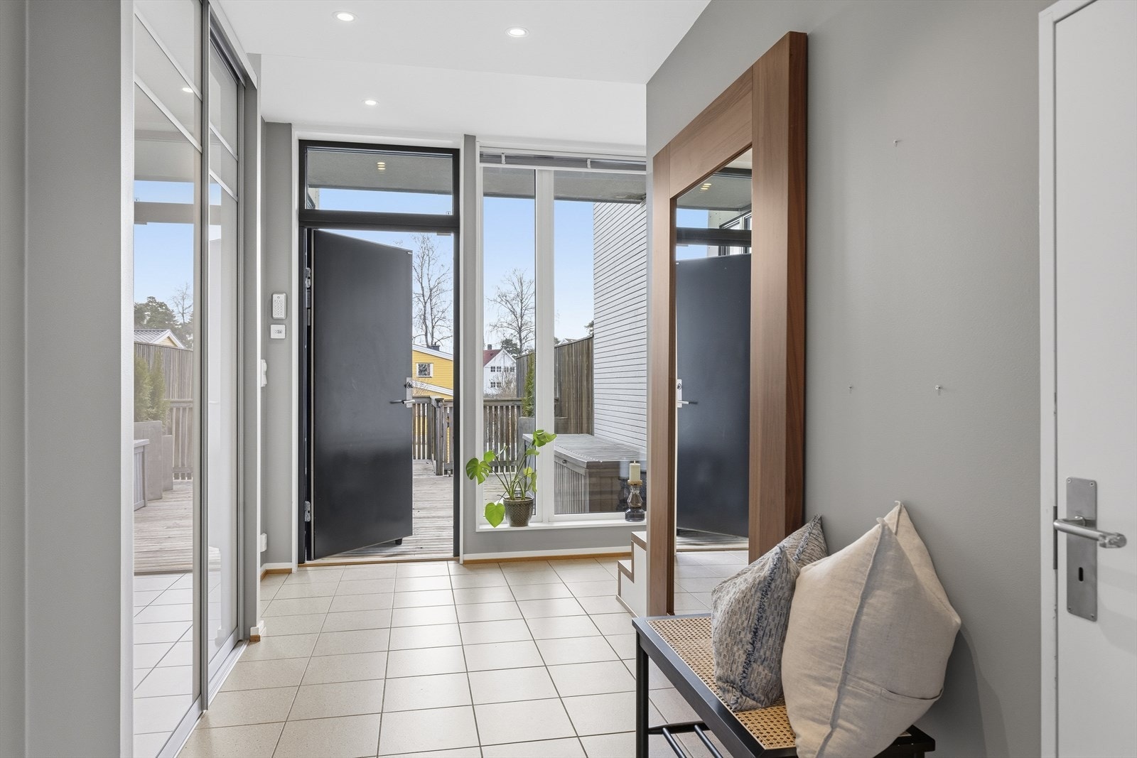 Velkommen inn! Lys og trivelig entré som er praktisk anlagt med fliser og skyvedørsgarderobe like innenfor døren. Galleribilde