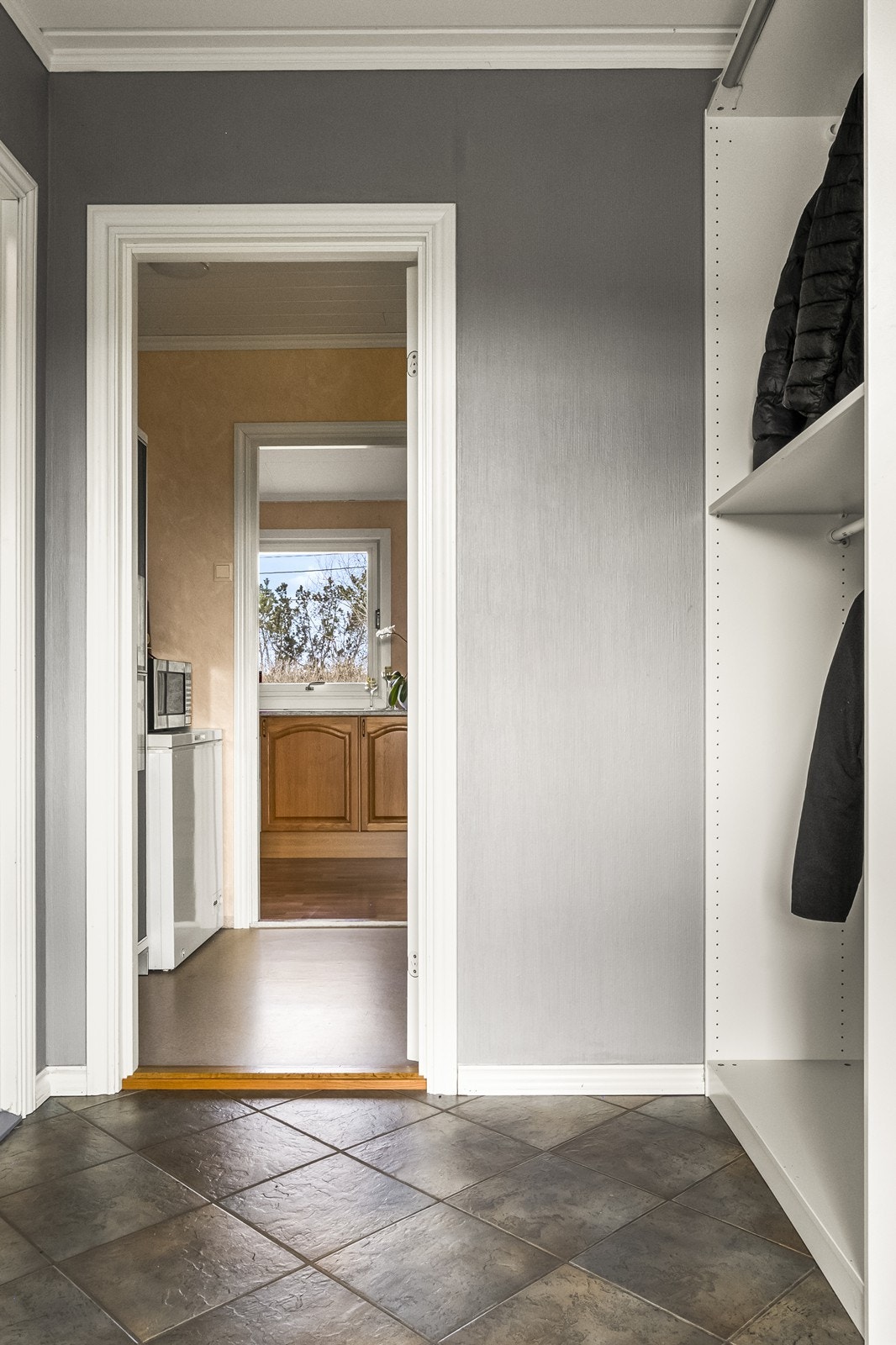 Hallen gir god plass til oppbevaring av yttertøy og sko. Galleribilde