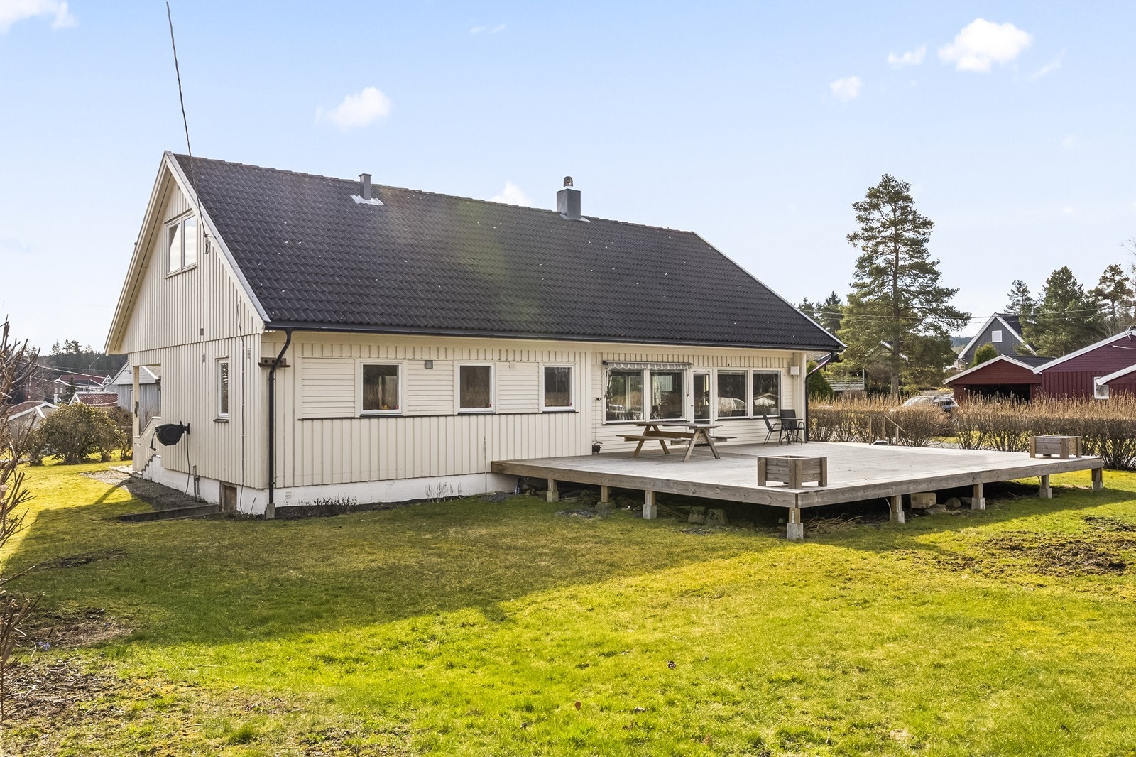 Fra stuen er det utgang til en terrasse på hele 85 m². Her er det rikelig med plass for flere sittegrupper og sosiale soner. Galleribilde