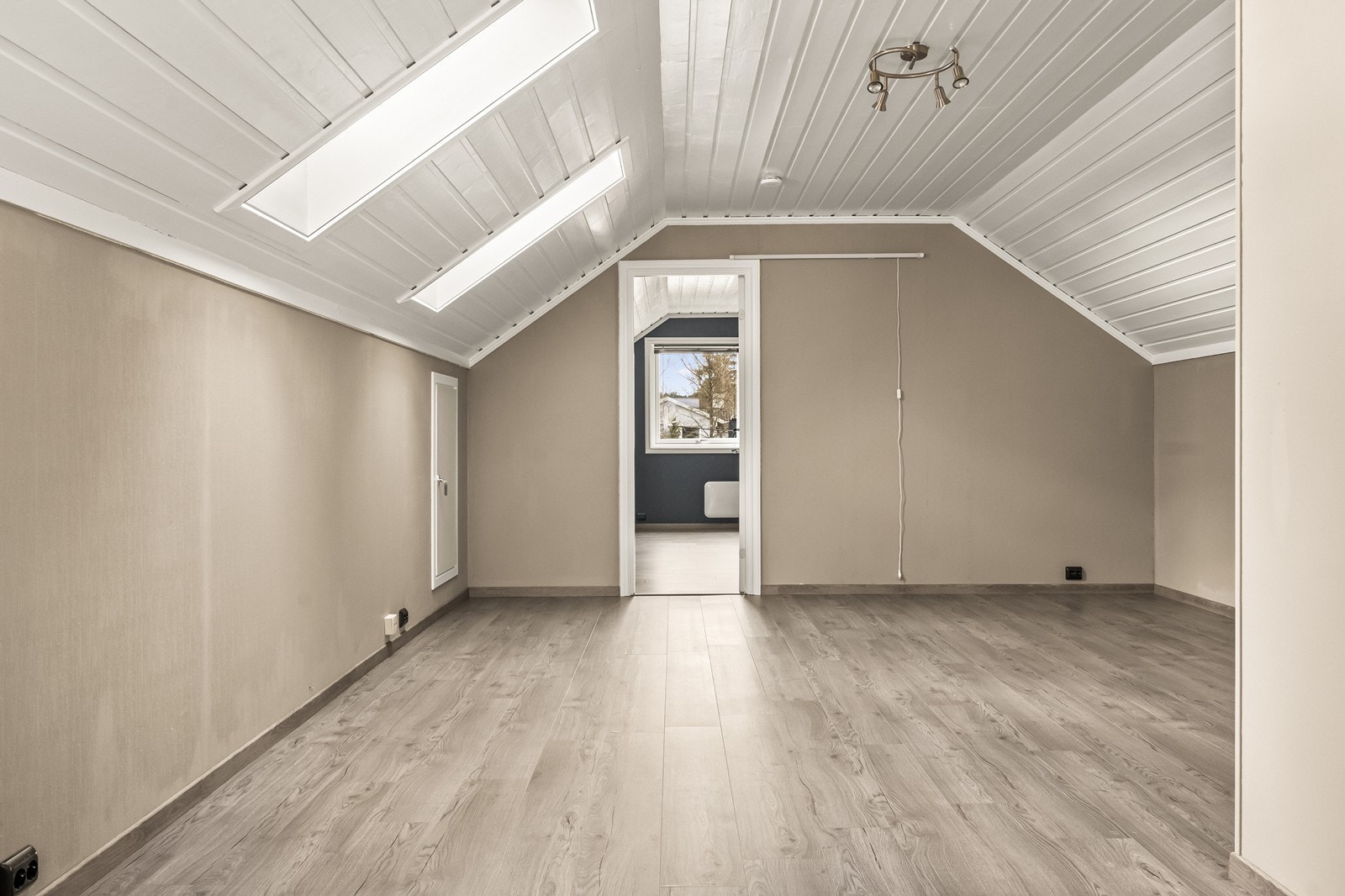 Takhøyden og de lyse flatene skaper en god romfølelse i hele etasjen. Galleribilde