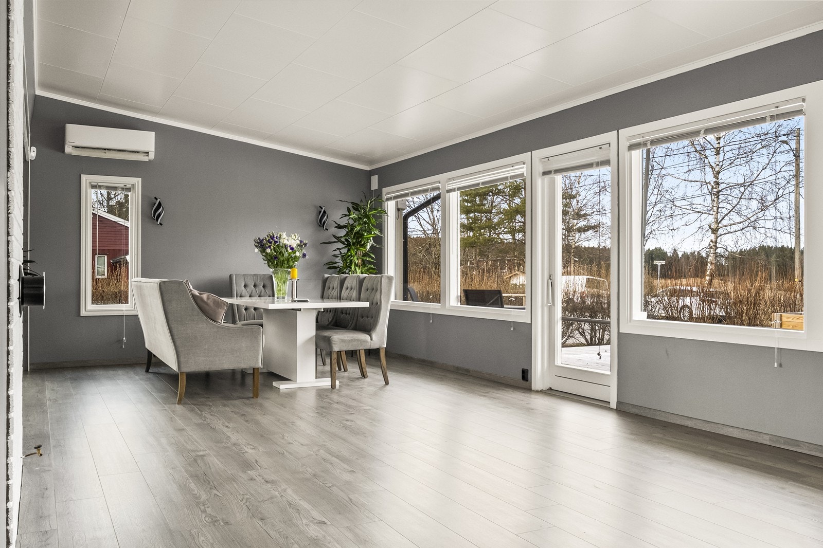 Stuen i første etasje er romslig og har en effektiv varmepumpe installert i 2019. Galleribilde
