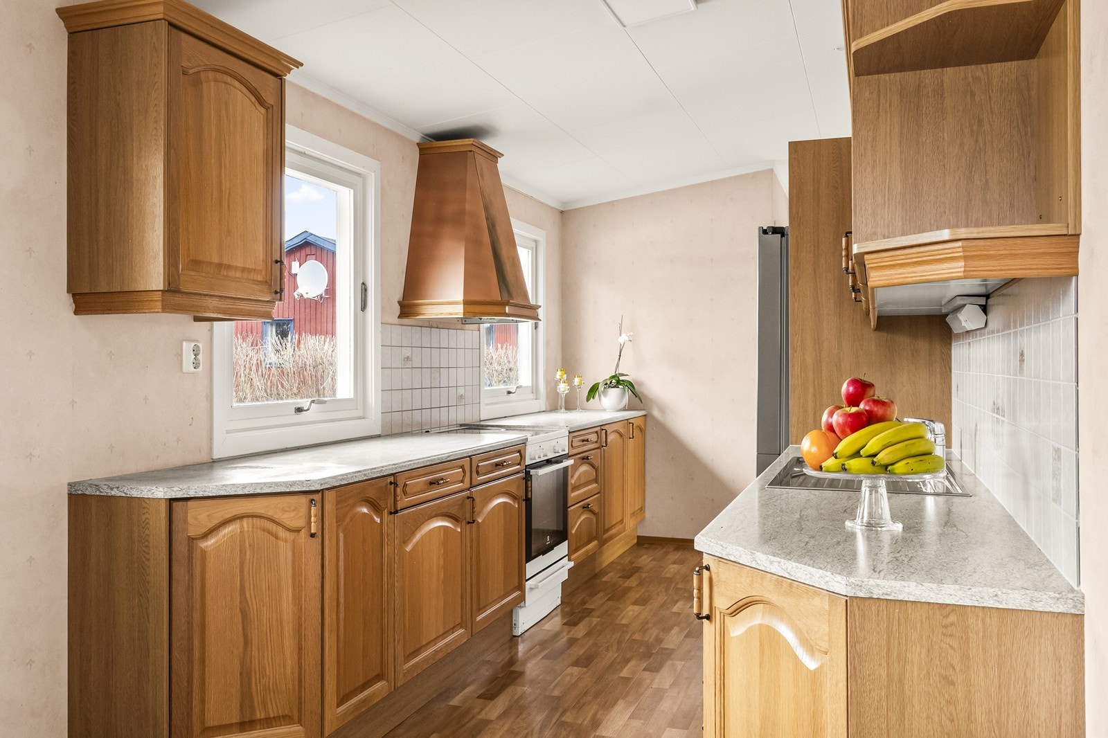 Kjøkkenet har en klassisk innredning med profilerte fronter og laminat benkeplate. Galleribilde