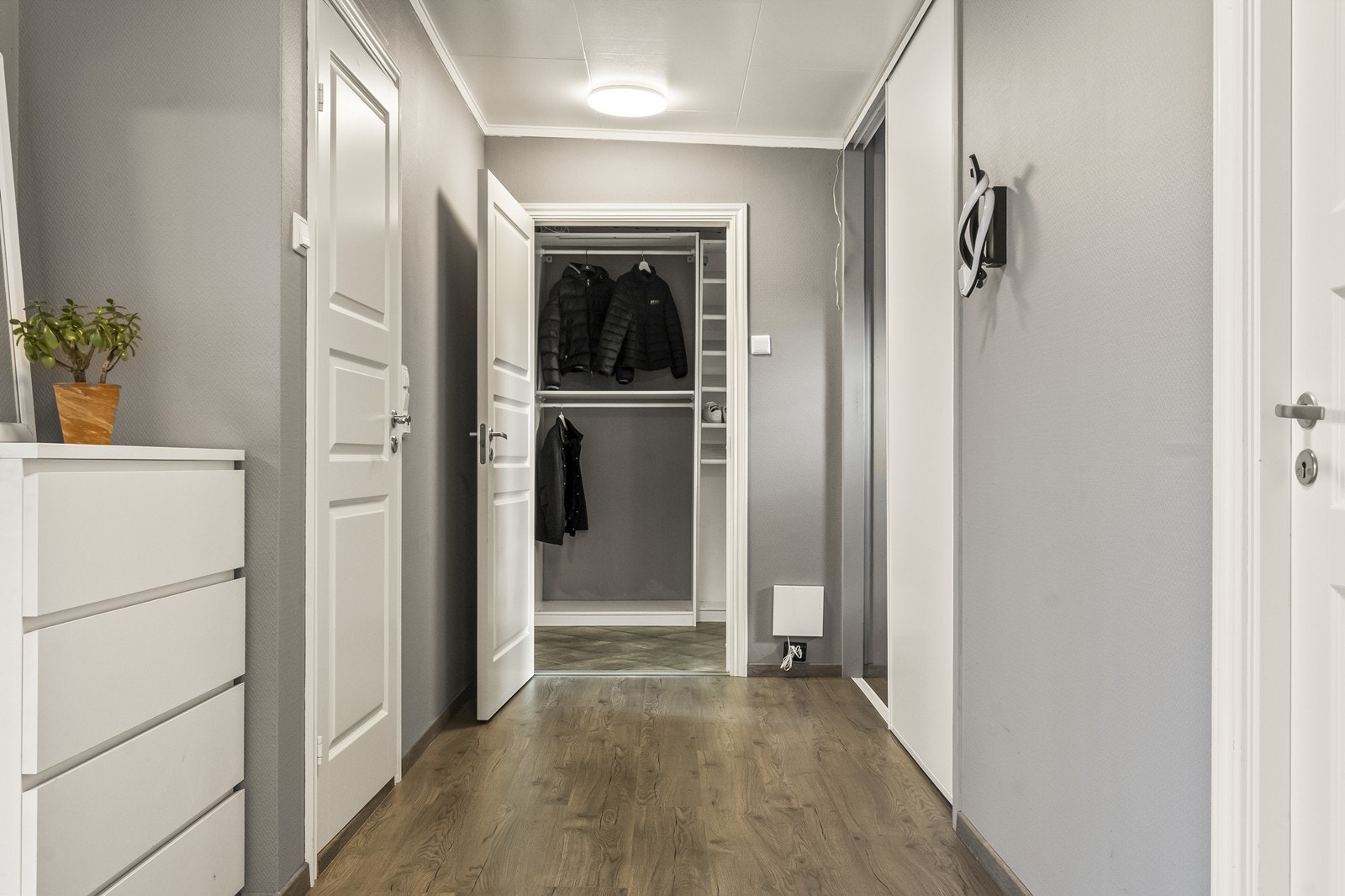Gang med tilknytning til flere av rommene i første etasje. Galleribilde