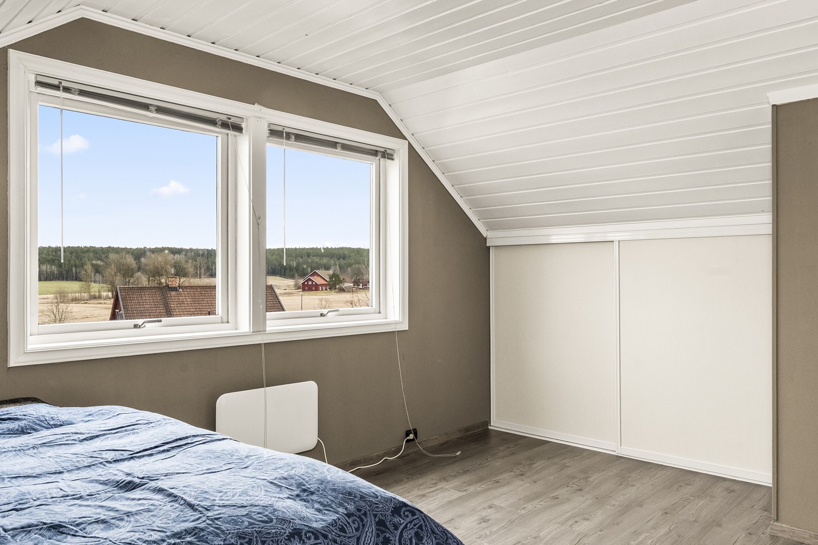Boligen har totalt fire soverom, hvorav to er i denne etasjen. Galleribilde