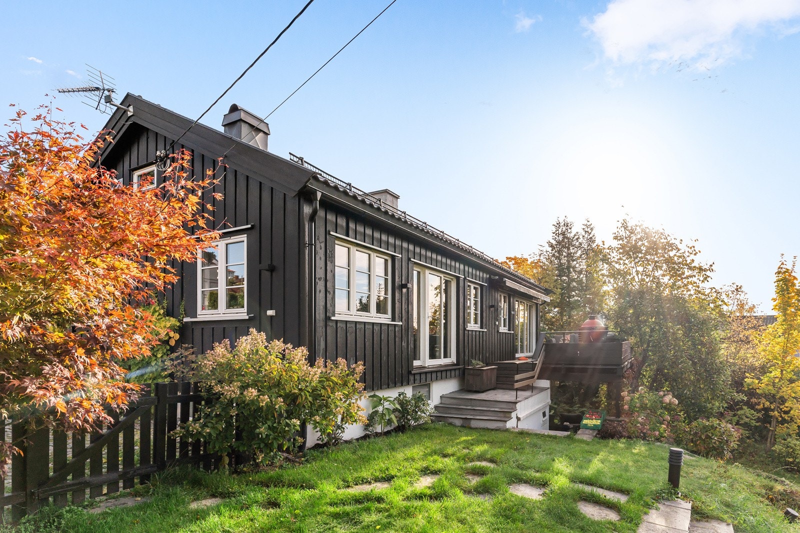 Sjarmerende enebolig med solrik hage og hyggelige uteområder. Galleribilde