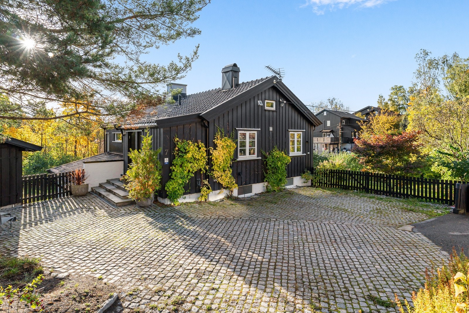 Boligen har en hyggelig adkomst med brosteinsbelagt gårdsplass og fine beplantede omgivelser. Galleribilde