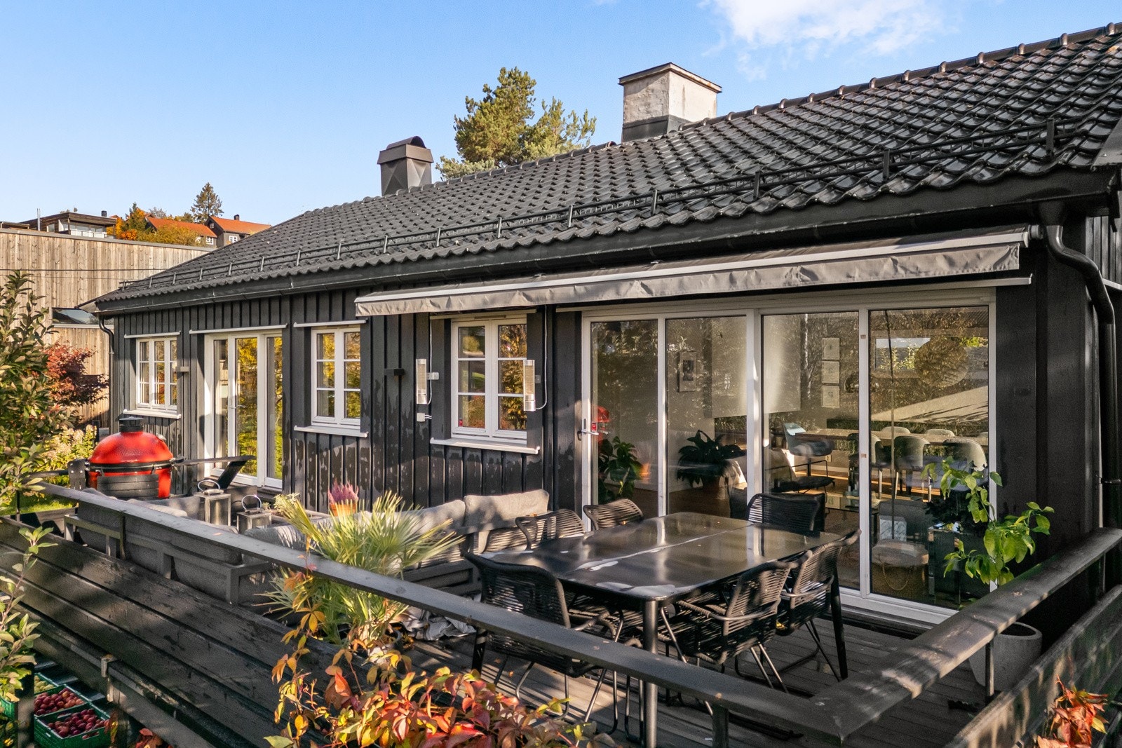 Stor terrasse med god plass til spisegruppe og sosiale sammenkomster. Galleribilde
