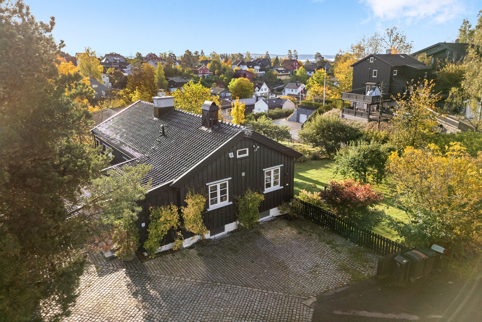 Boligen ligger på en romslig tomt på litt over ett mål, med gode solforhold fra morgen til kveld og en rolig, skjermet beliggenhet, samtidig som eiendommen gir fine muligheter for videre tilpasning. Galleribilde