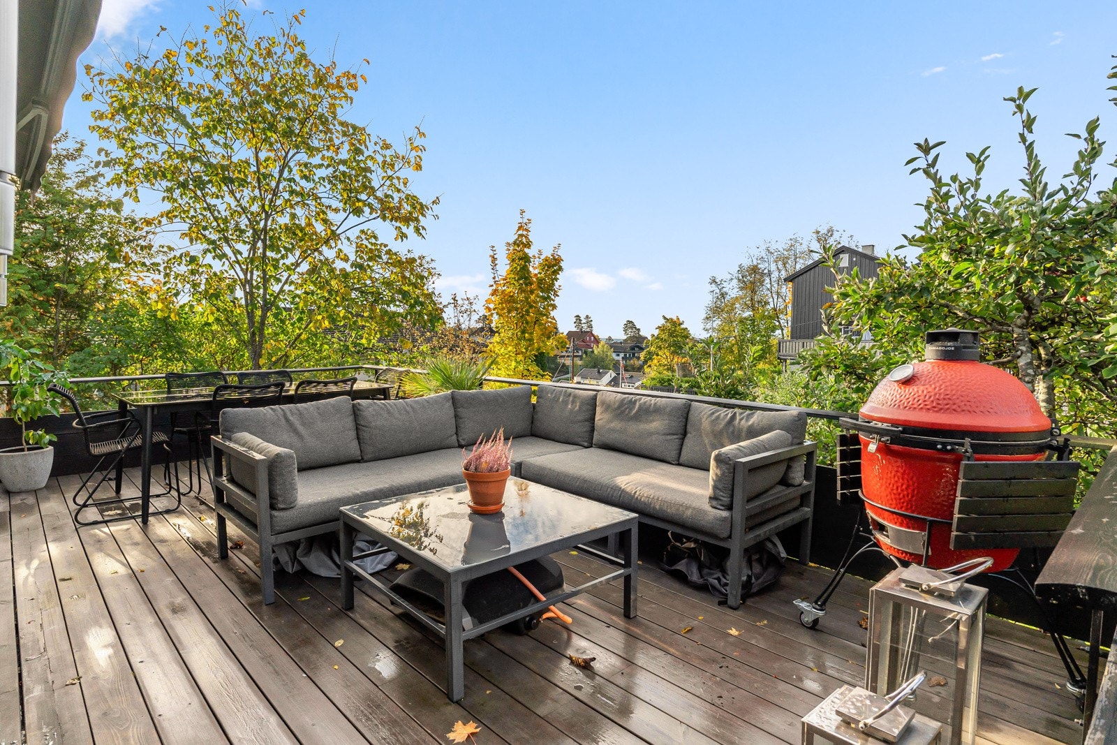 Terrasse med god plass til både lounge- og spiseområde. Galleribilde