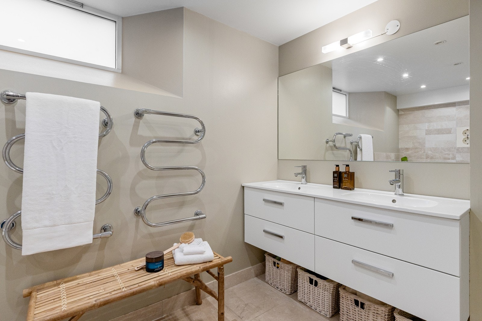 Badet er utført med flislagte gulv og vegger, supplert med plater og våtromsmalte flater. Galleribilde