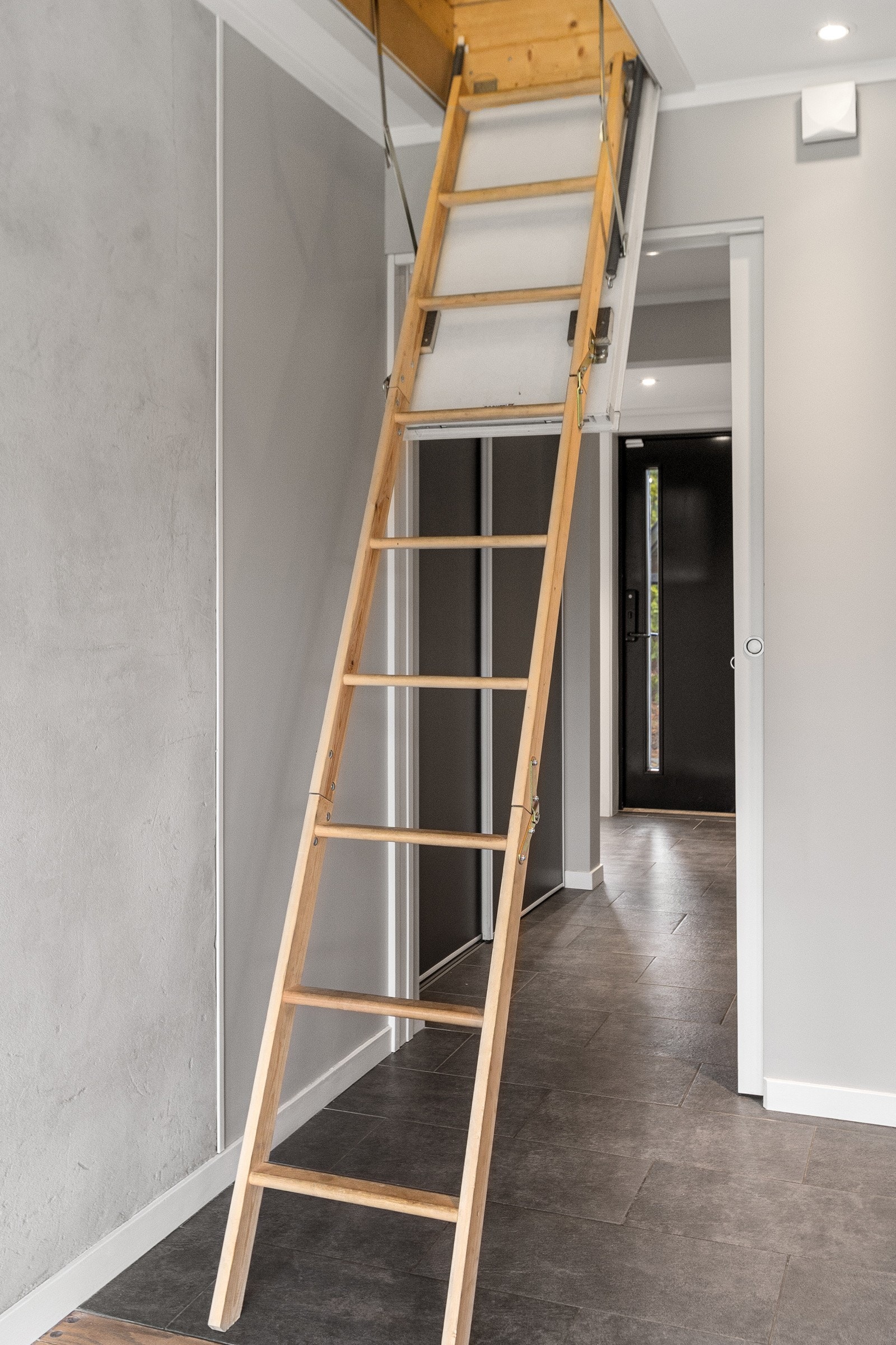 Fra entréen er det adkomst til loft via nedfellbar stige, som gir ekstra lagringsplass. Galleribilde