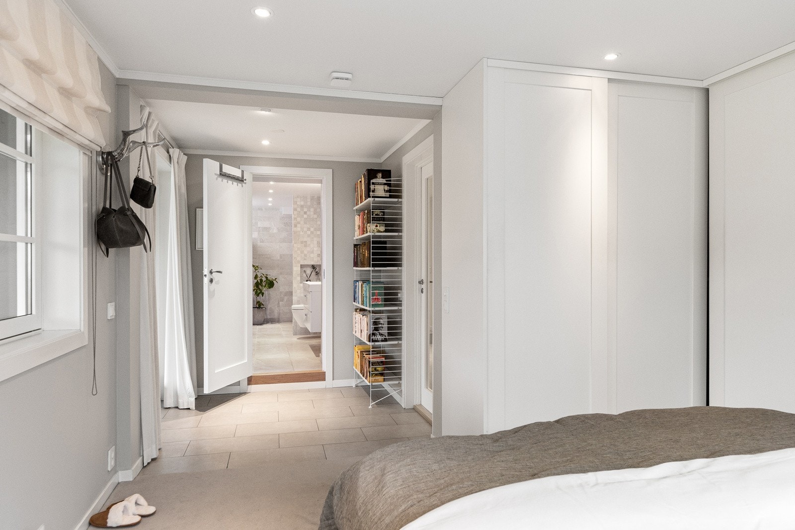 Rommet har direkte tilknytning til eget bad (en-suite). Galleribilde