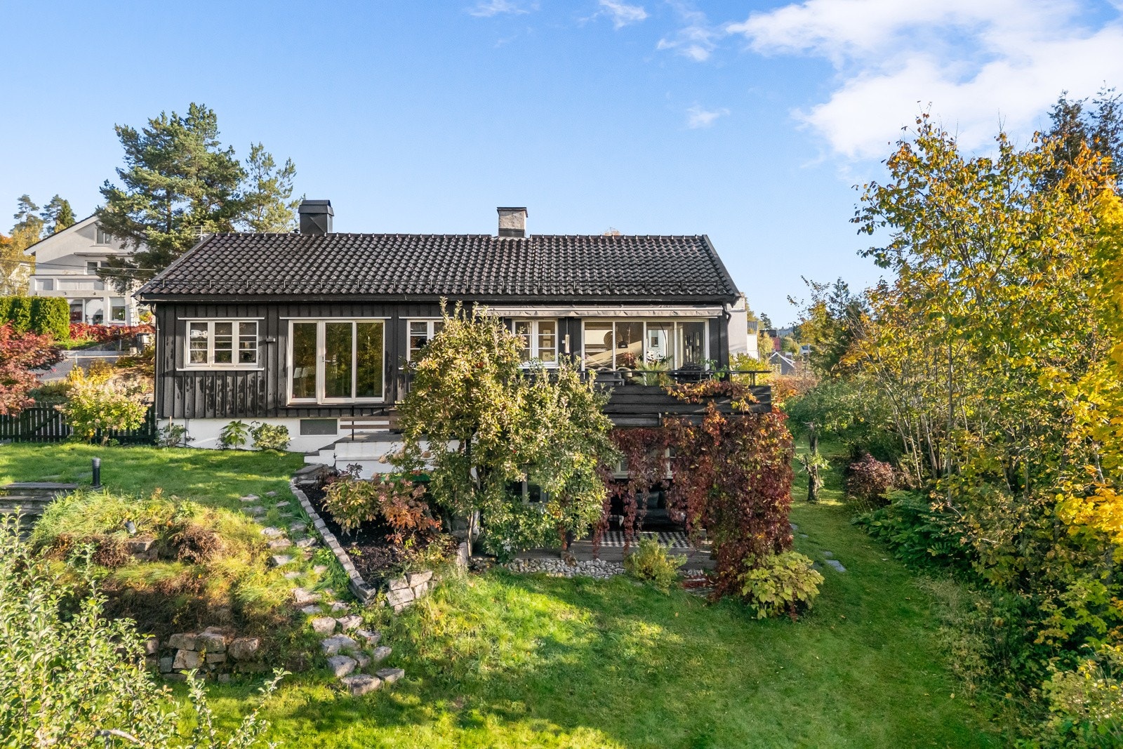 Beliggenheten på Grav/Jar er fredelig og familievennlig, med kort vei til skoler, barnehager, idrettsanlegg, turterreng og kollektivtransport. Galleribilde