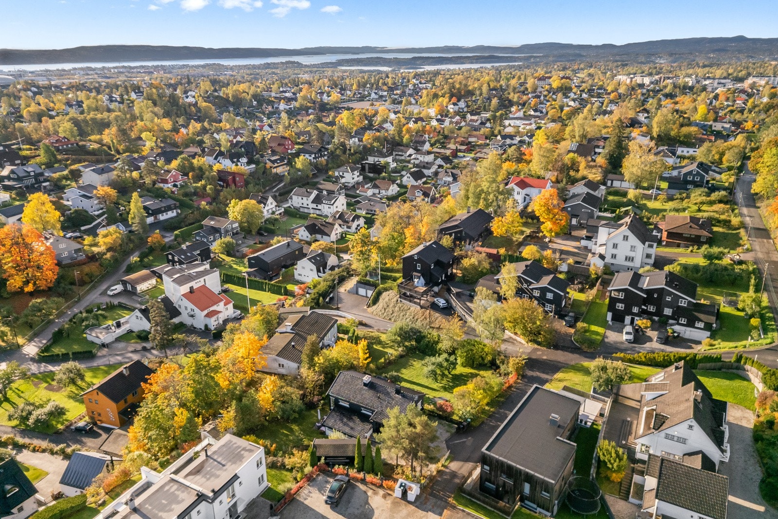 Eiendommen har en attraktiv og luftig beliggenhet i et etablert boligområde på Jar, preget av rolige omgivelser og lite trafikk. Galleribilde