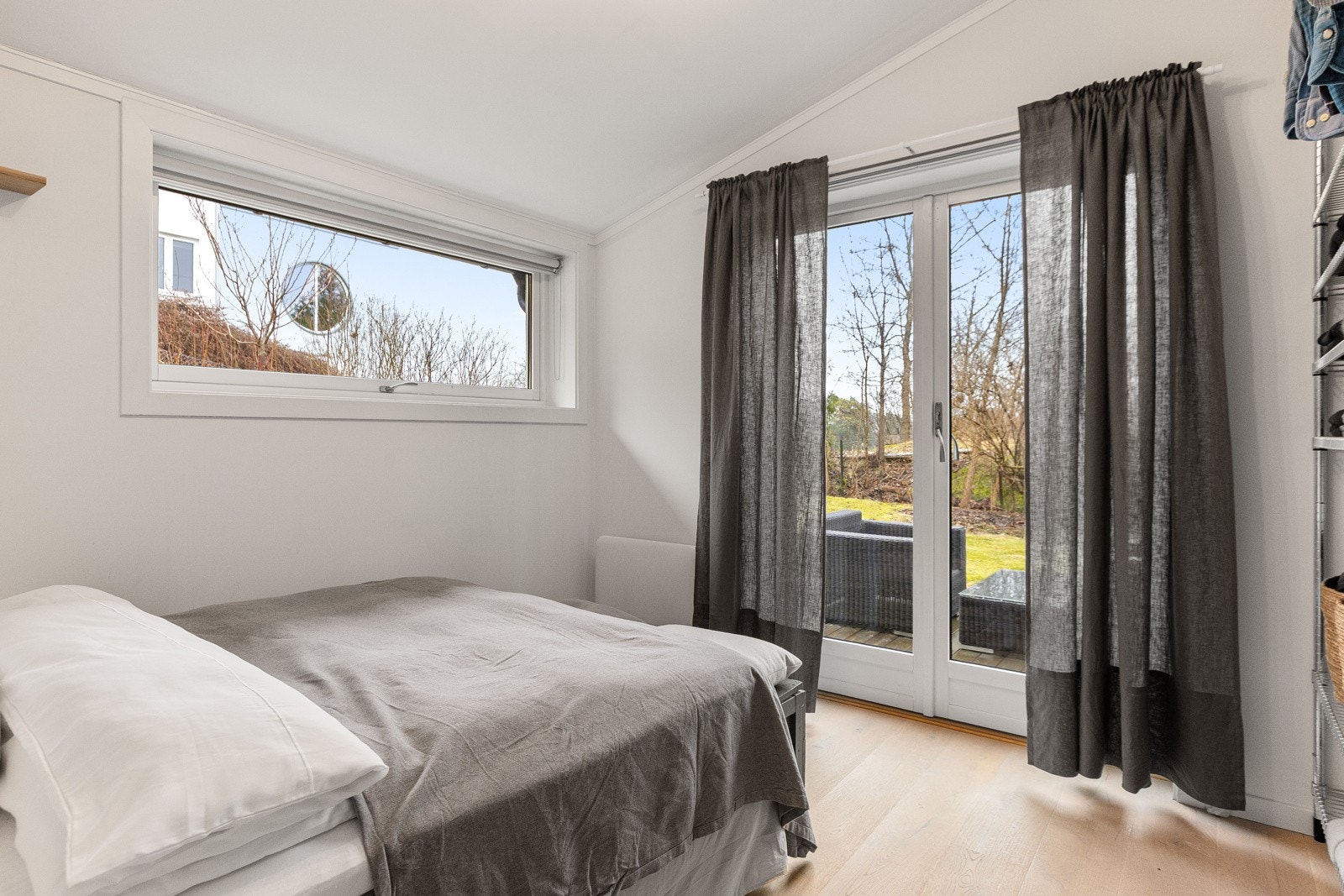 Soverom to har også utgang til hage/terrasse og fremstår lyst og innbydende, med gode oppbevaringsmuligheter. Galleribilde