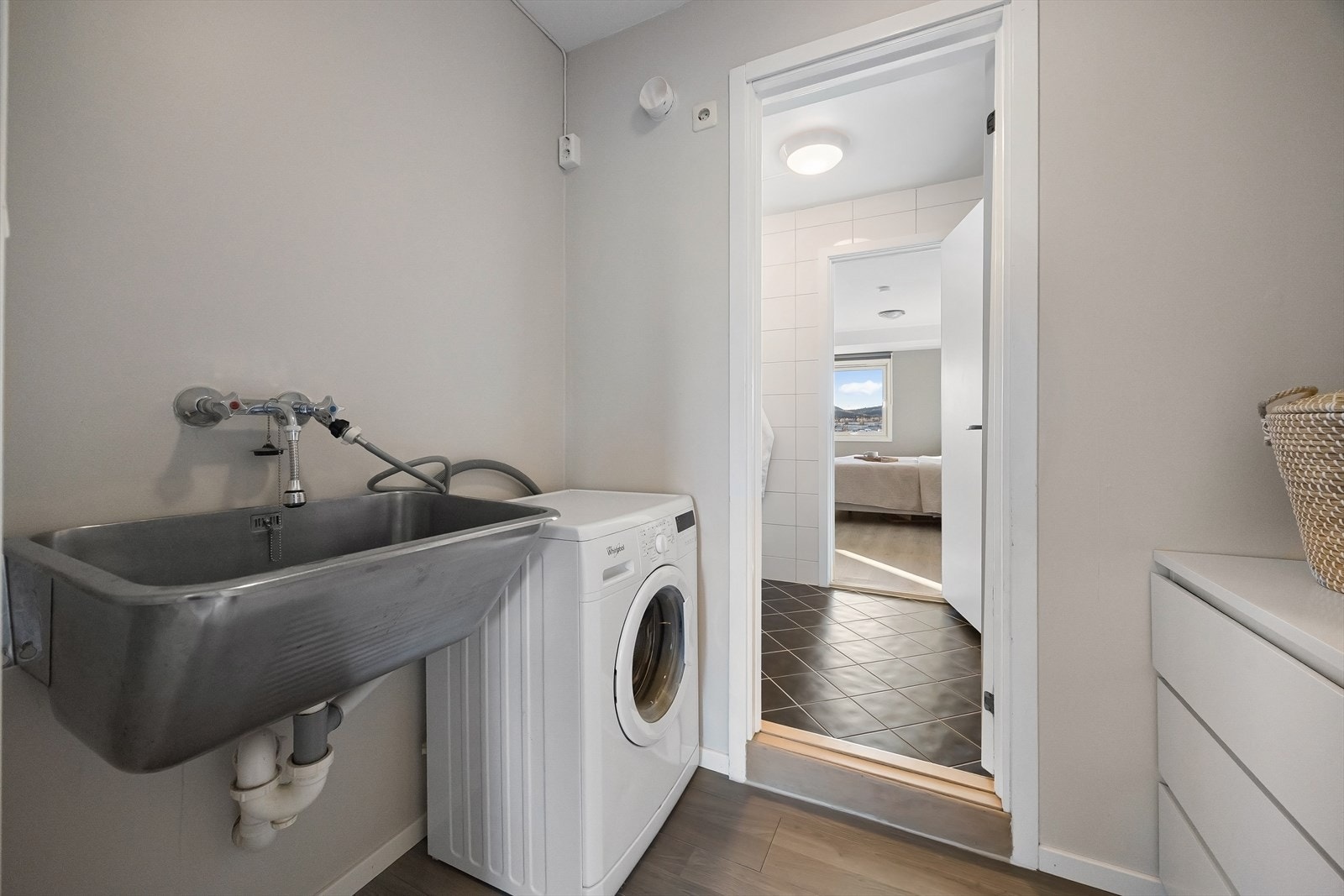 Bod med adkomst fra både bad og soverom. Rommet har opplegg for vaskemaskin og gode oppbevaringsmuligheter. Galleribilde