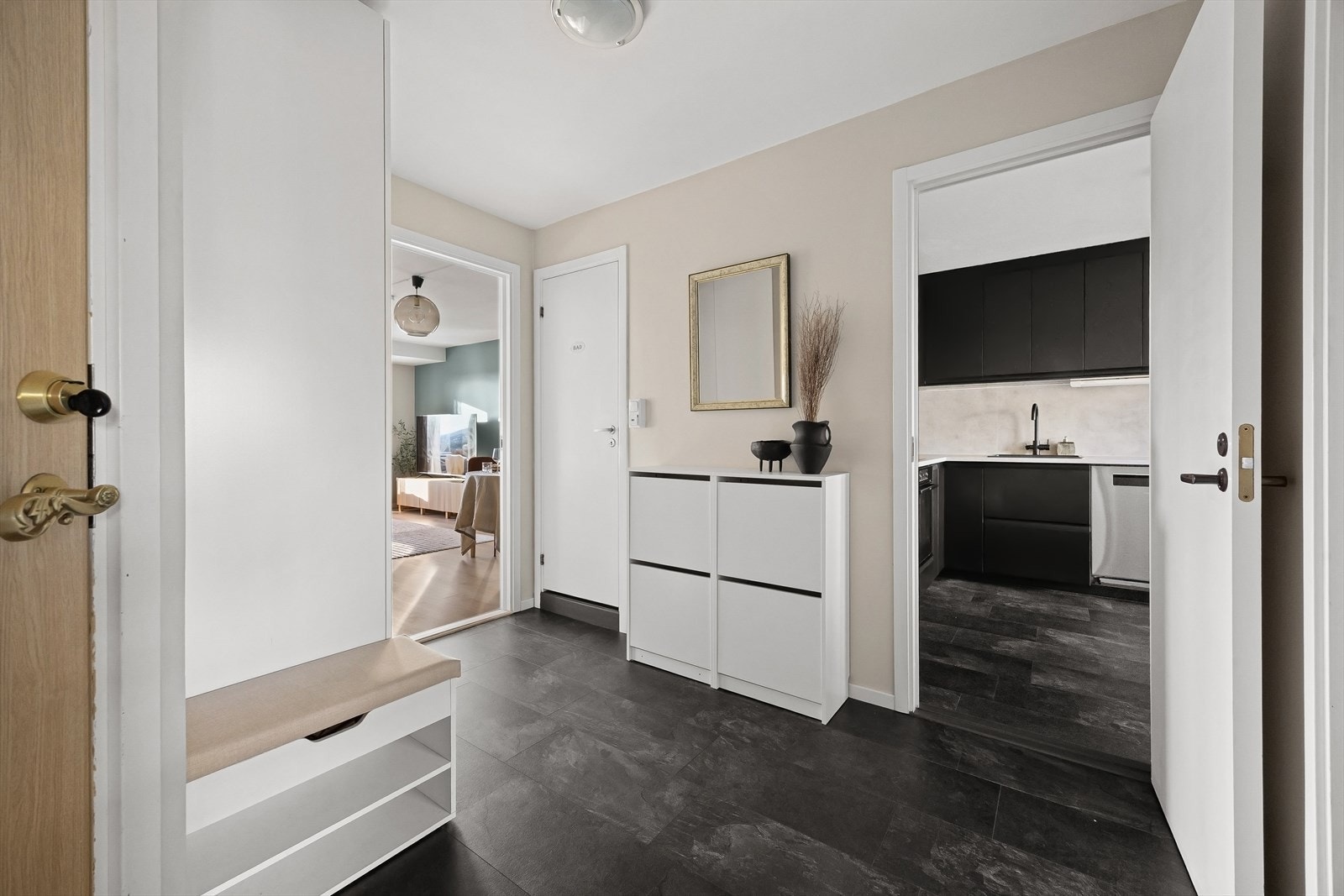 Du ønskes velkommen inn i en romslig entré. Galleribilde