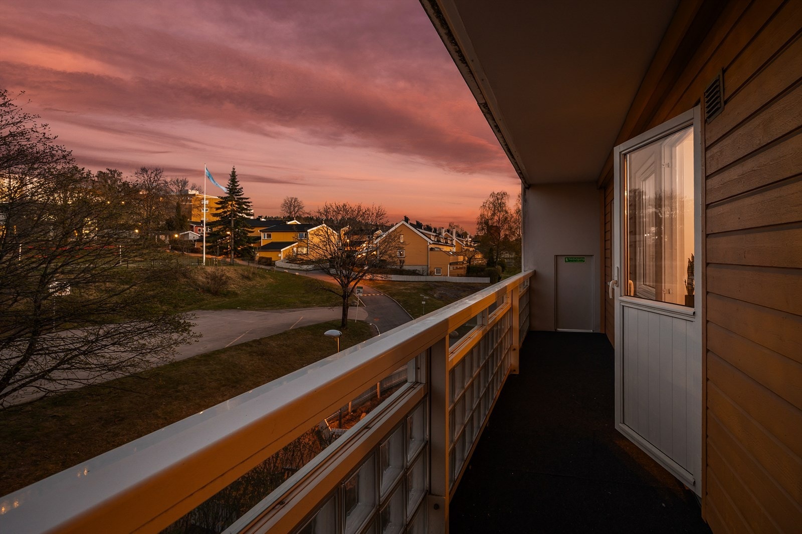 Sydøstvendt balkong med gode solforhold. Galleribilde