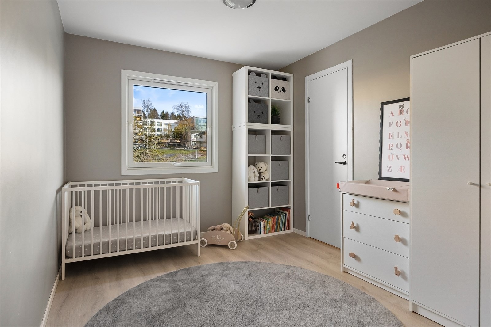 Boligens andre soverom er romslig og har plass til dobbeltseng. Galleribilde