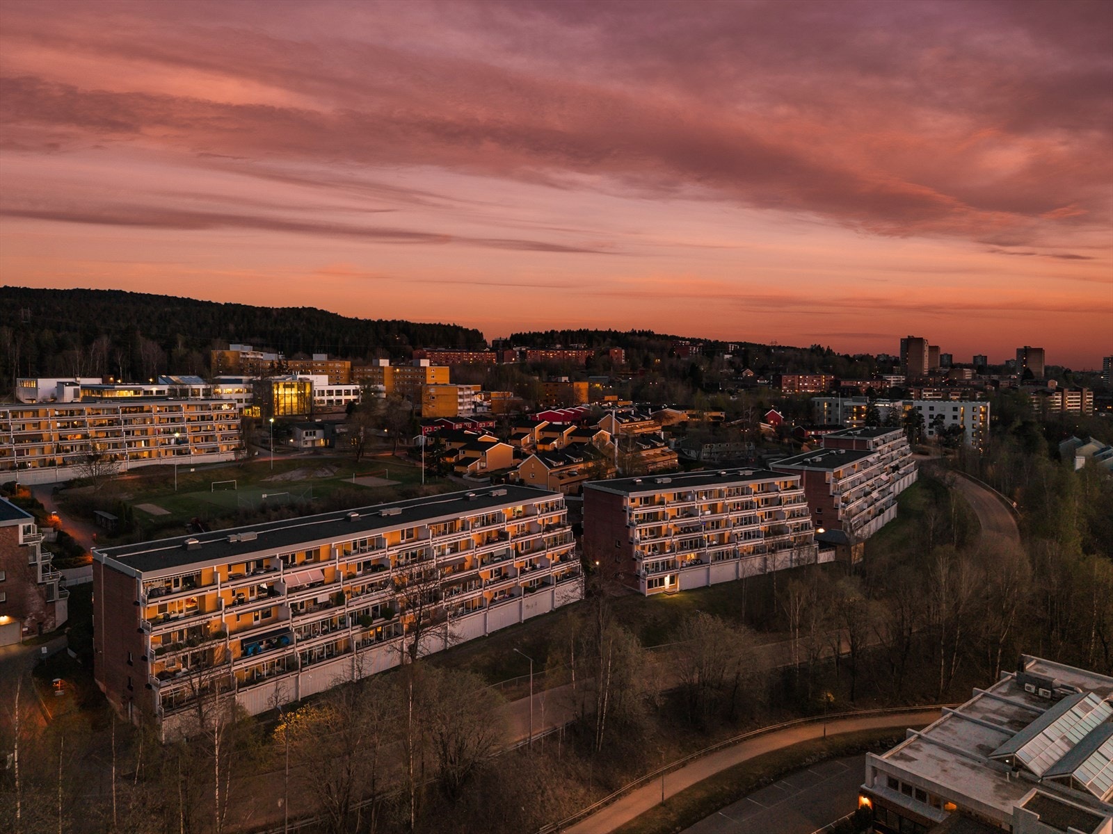 Lindebergskogen borettslag er et veldrevet og attraktivt borettslag med et godt bomiljø. Leiligheten ligger i et rolig og familievennlig område, omgitt av grønne og trivelige omgivelser som gir gode rammer for en trygg og behagelig hverdag. Galleribilde