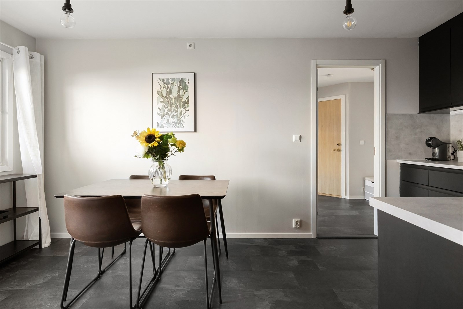På kjøkkenet har man også plass til spisegruppe, hvor man kan nyte måltidet med rolige omgivelser. Galleribilde