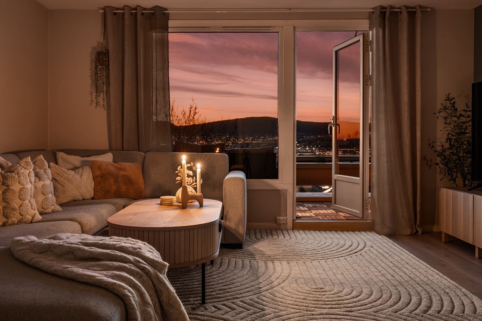 De store vindusflatene slipper inn rikelig med naturlig lys, som gir en lys og behagelig atmosfære i leiligheten. Galleribilde