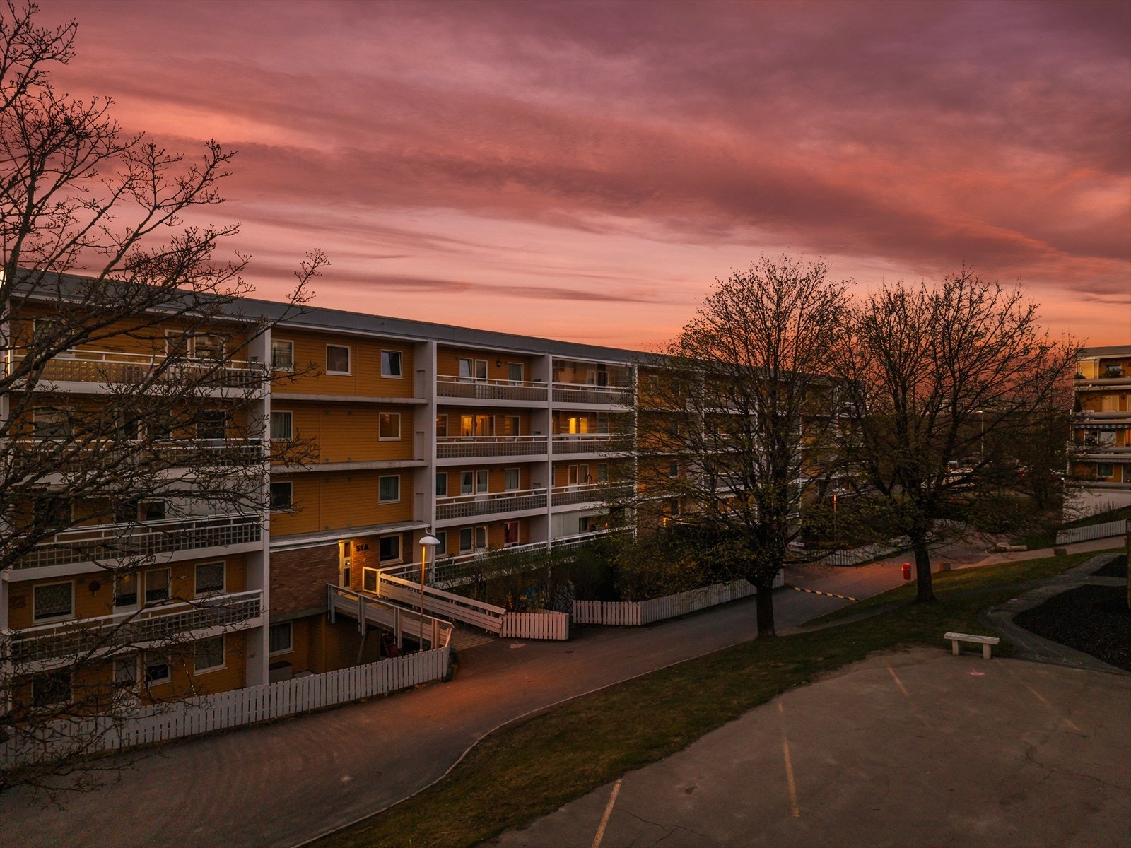 Innbydende uteområde som gir en varm og hjemmekoselig atmosfære på kveldstid. Galleribilde