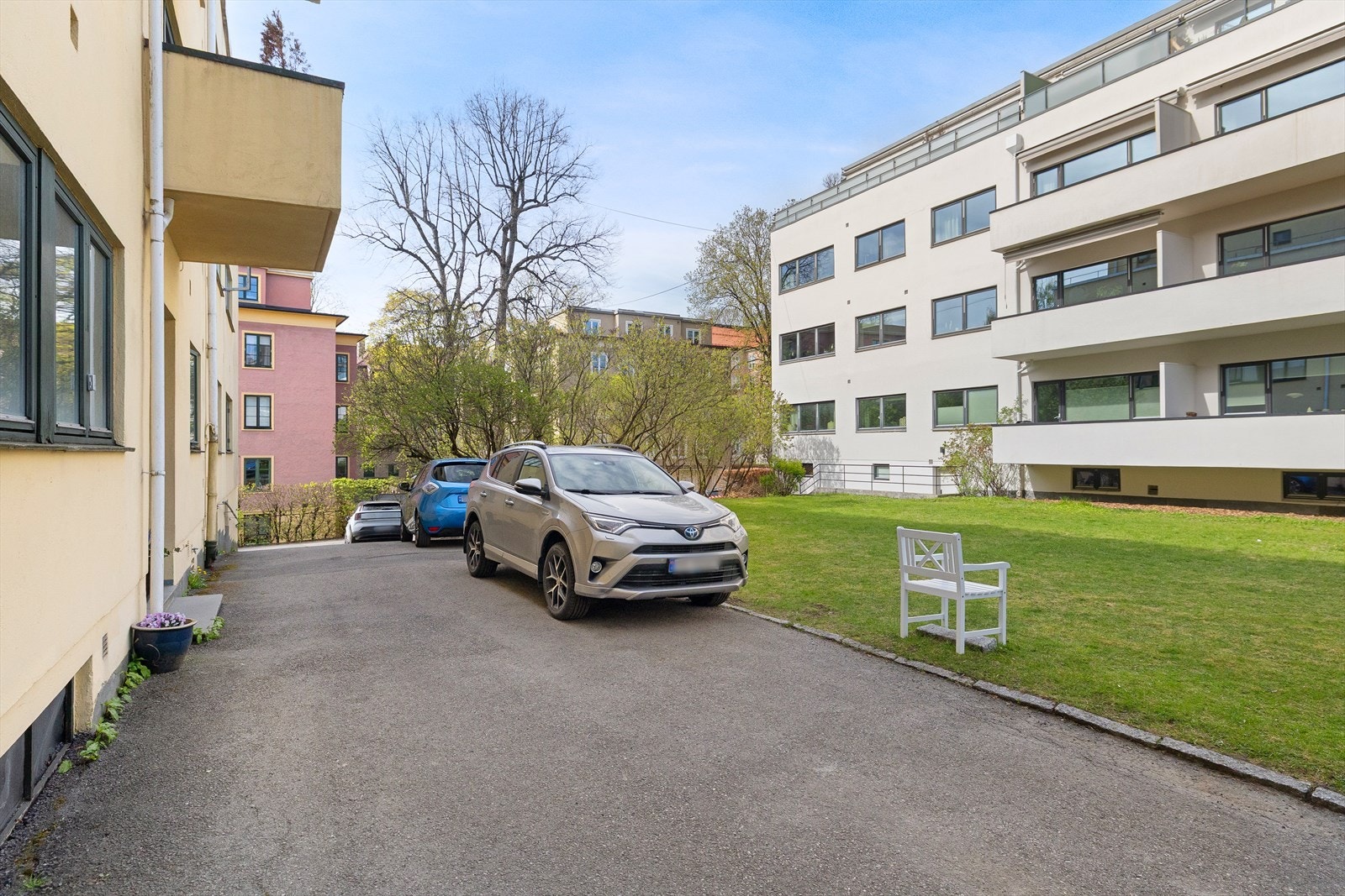Sameiet disponerer 11 p-plasser, tildeling av p-plasser foretas av styret i sameiet. Galleribilde