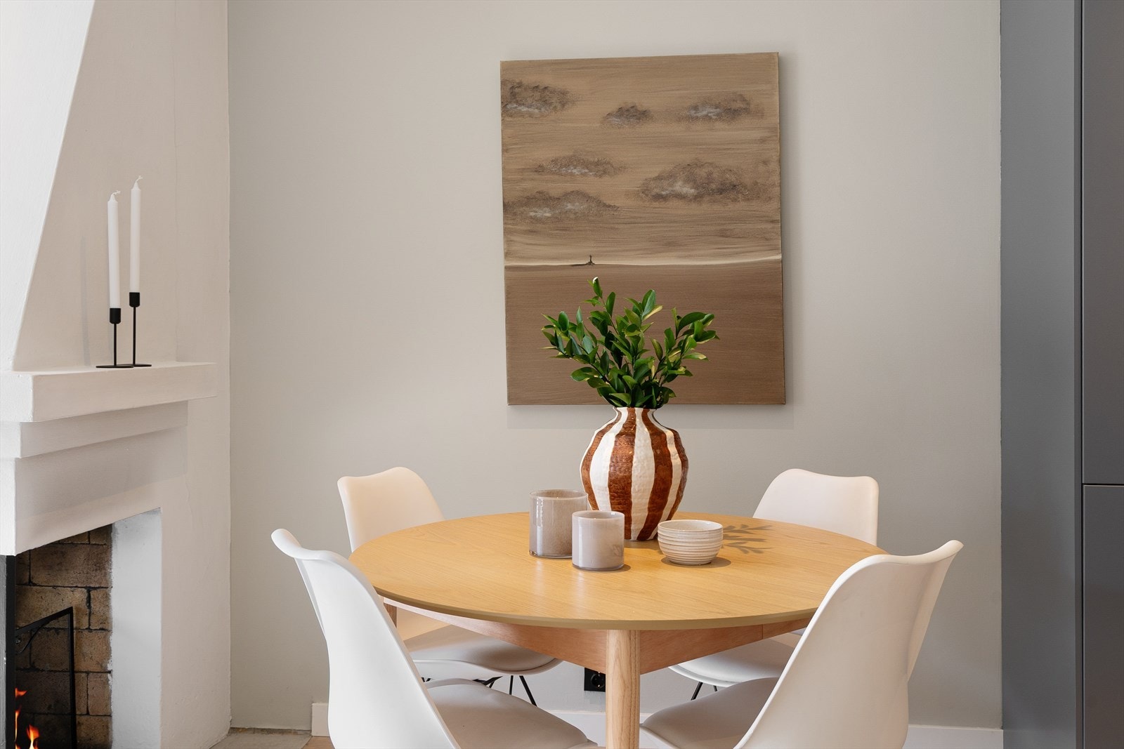 Det er plass til et spisebord. Perfekt for hyggelige måltider med venner og familie. Galleribilde