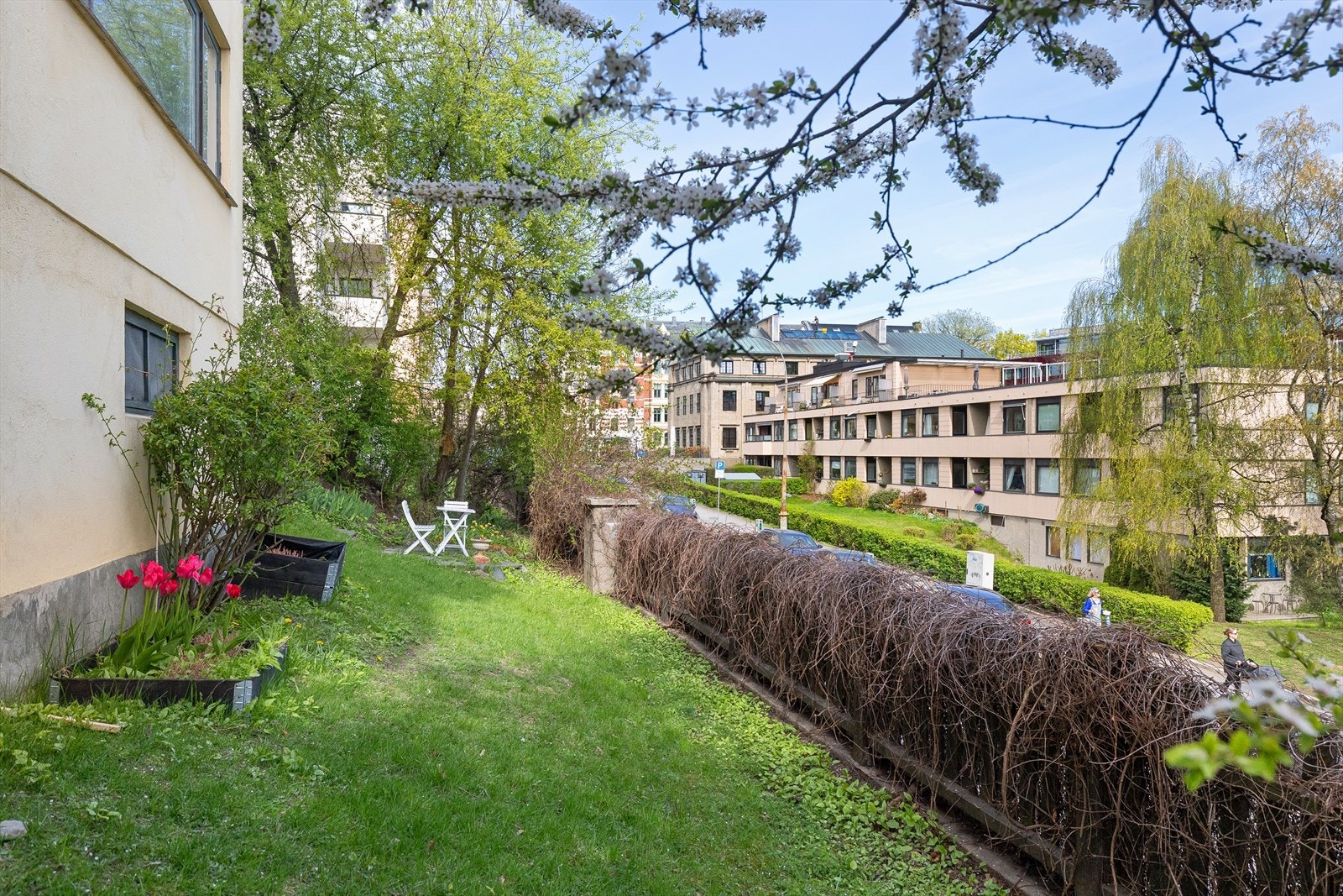 Gården ligger på et høydedrag, tilbaketrukket fra gaten, og byr på en rolig og skjermet atmosfære. Galleribilde