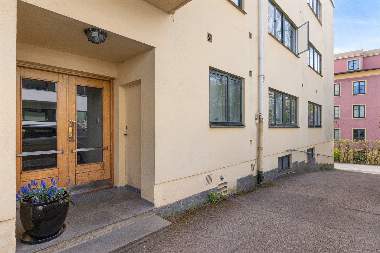 Inngangsparti. Galleribilde