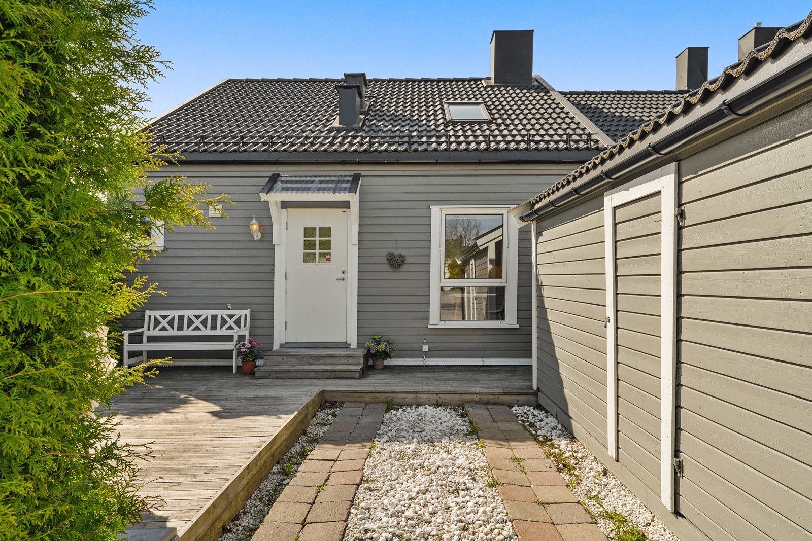 Den private uteplassen ved inngangspartiet er orientert mot øst - perfekt for morgenkaffen. Galleribilde