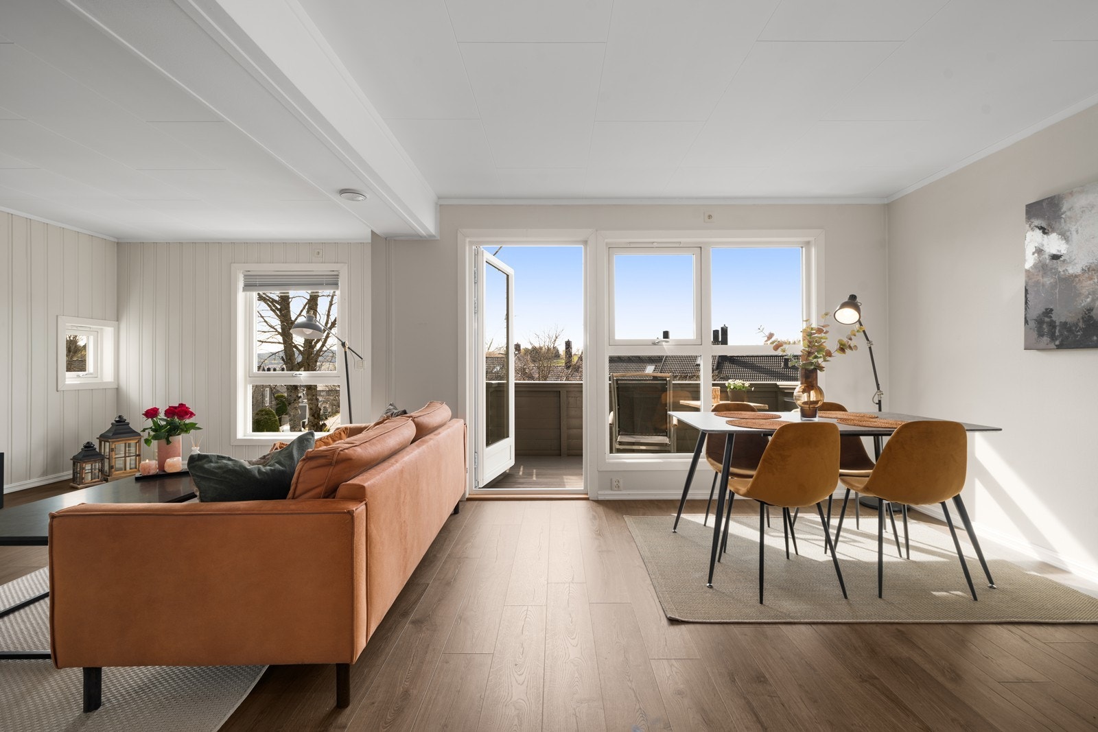 Stuen er et lyst og åpent rom med plass til både sofagruppe og spisebord. Galleribilde