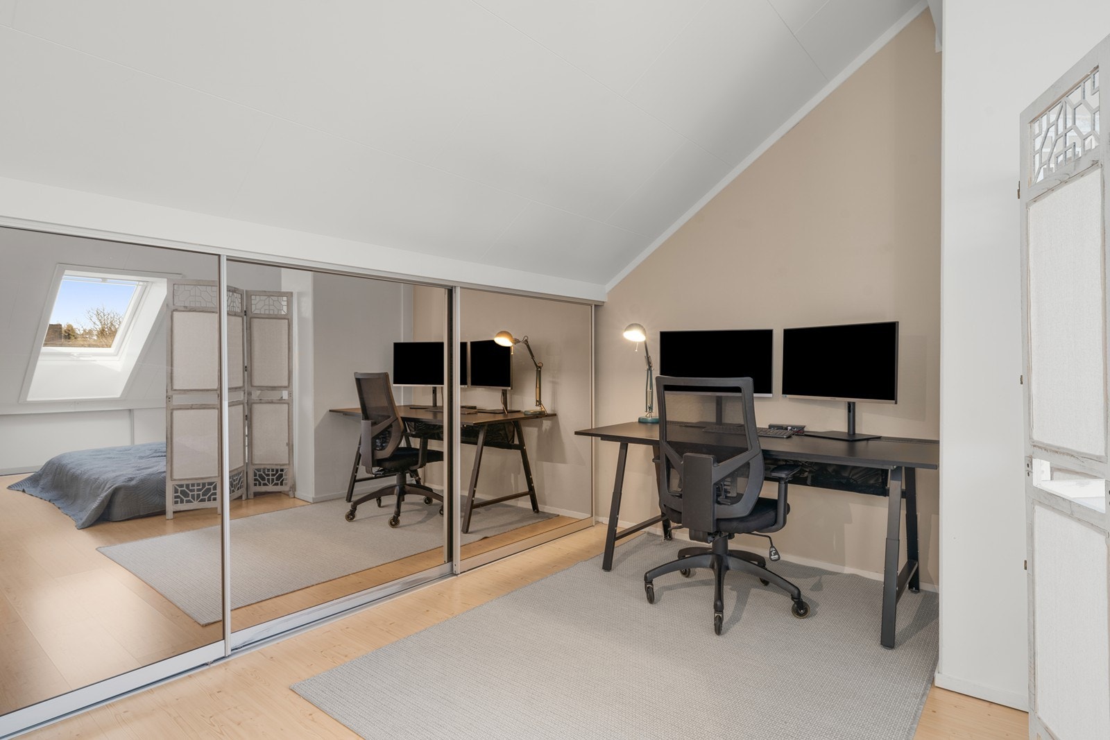 En stor skyvedørsgarderobe med speilfronter gir gode oppbevaringsmuligheter. Galleribilde