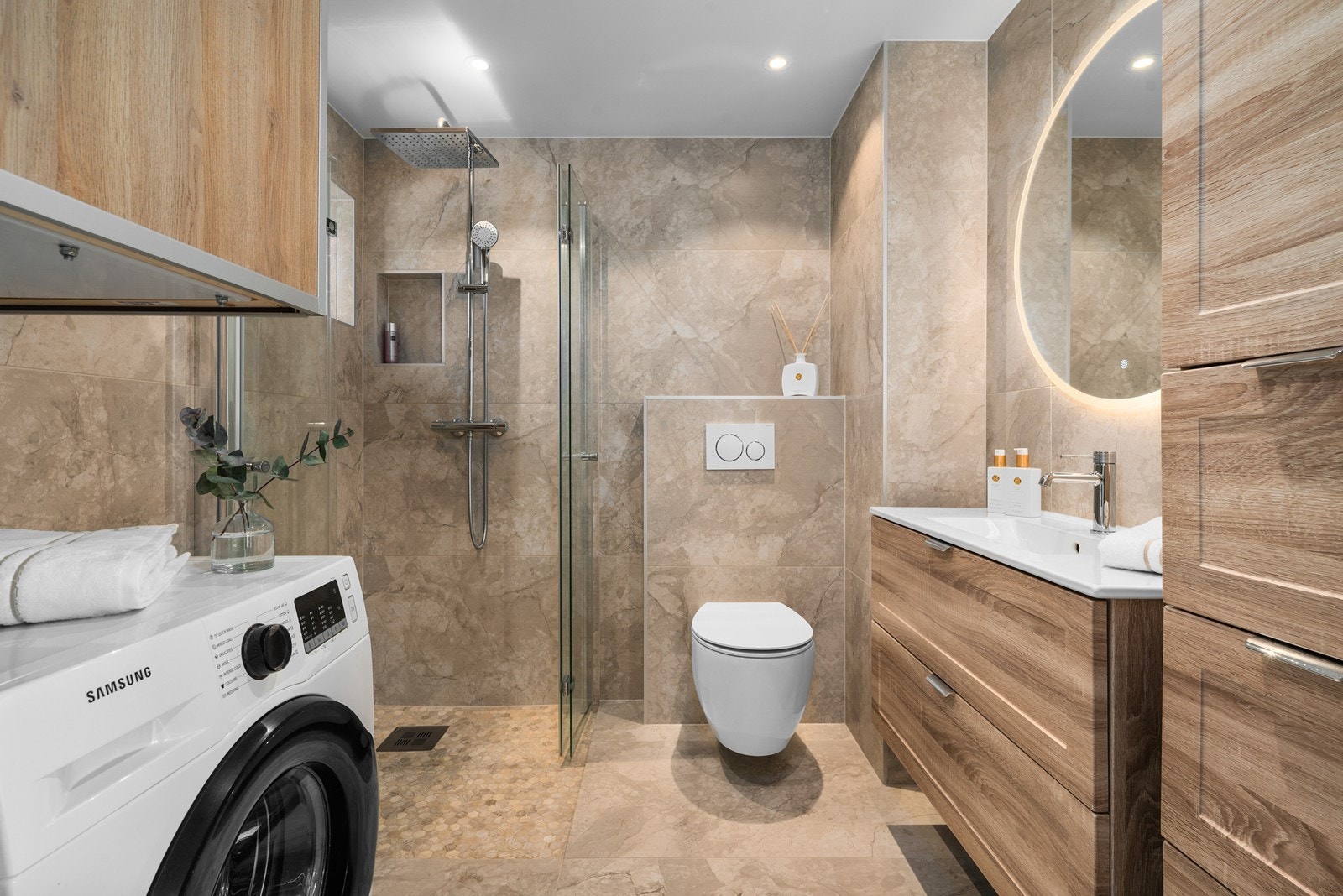 Badet ble fagmessig renovert i 2025 og har opplegg for vaskemaskin. Galleribilde