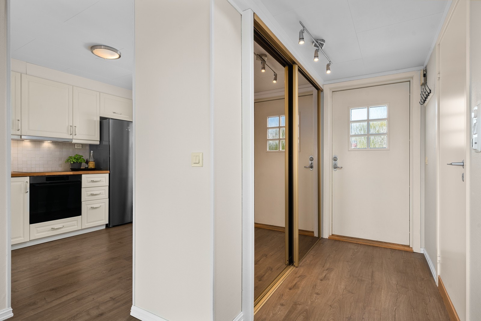 Entréen har plass til yttertøy og sko i en skyvedørsgarderobe med speilfronter. Galleribilde