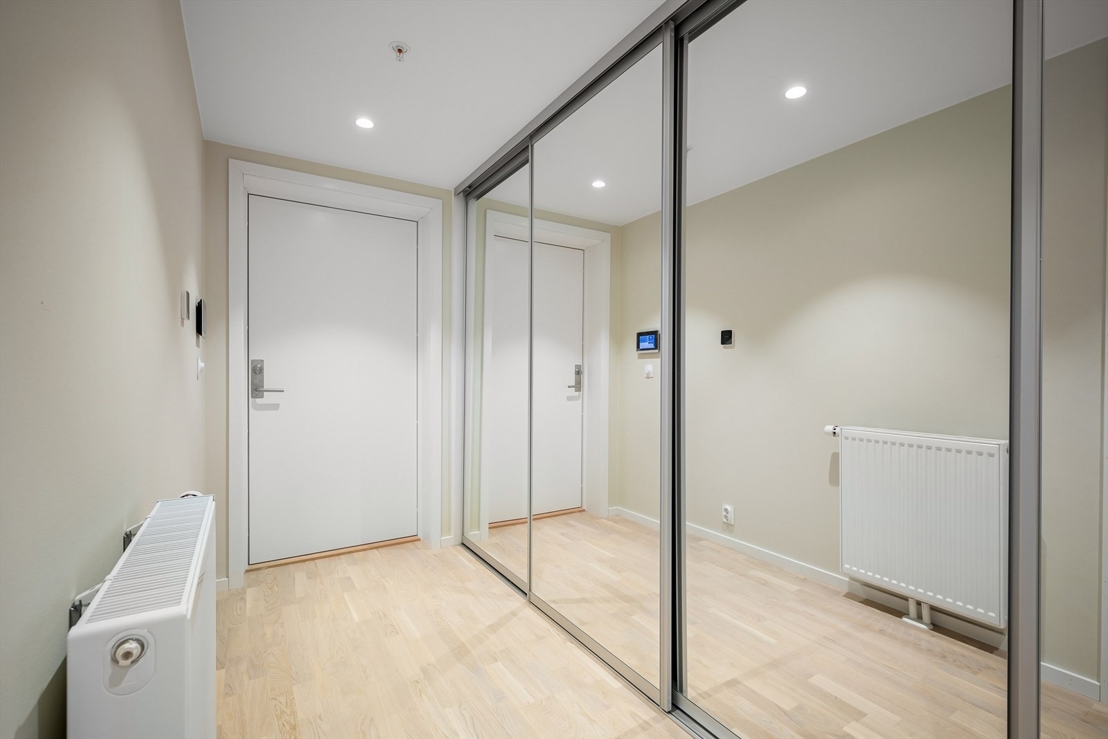Entré med god plass til jakker og sko. Galleribilde
