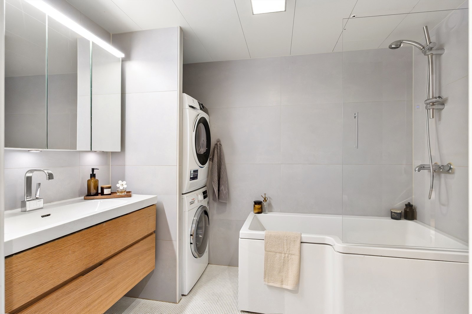 Delikat, flislagt baderom med gulvvarme. Badet er opprinnelig fra byggeår, men ble delvis oppgradert i 2015 med flis på flis. Galleribilde