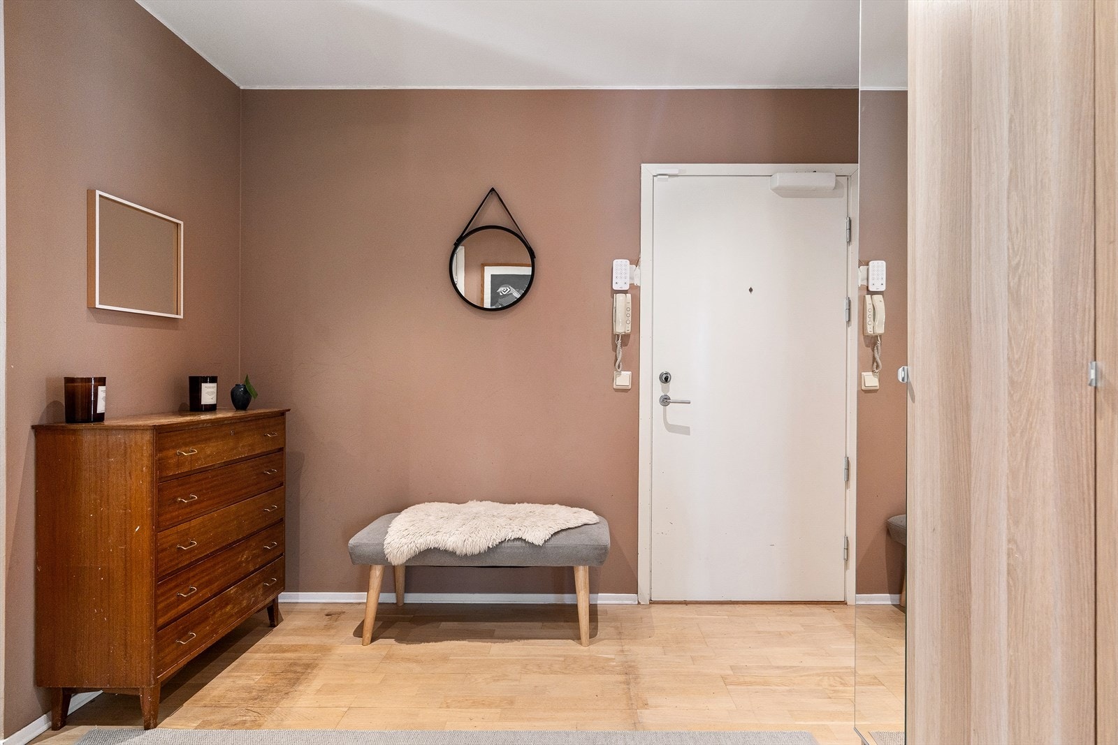 Leiligheten har en innbydende entré med downlights i himlingen som gir et stilrent og godt førsteinntrykk. Galleribilde