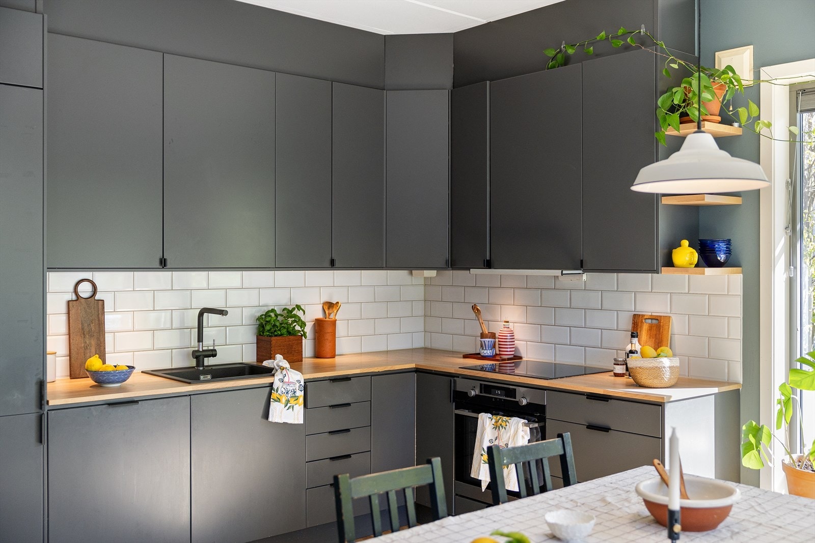 Innredningen har slette fronter og laminat benkeplate med integrert oppvaskkum og ettgreps blandebatteri. Galleribilde