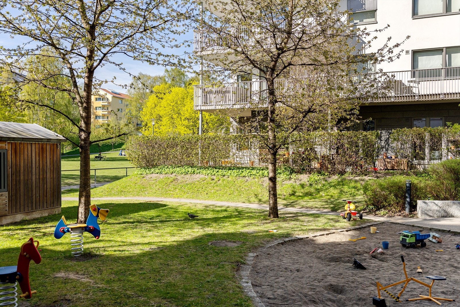 Rett utenfor uteplassen ligger en skjermet lekeplass - perfekt for trygg lek og gode opplevelser for barna. Galleribilde