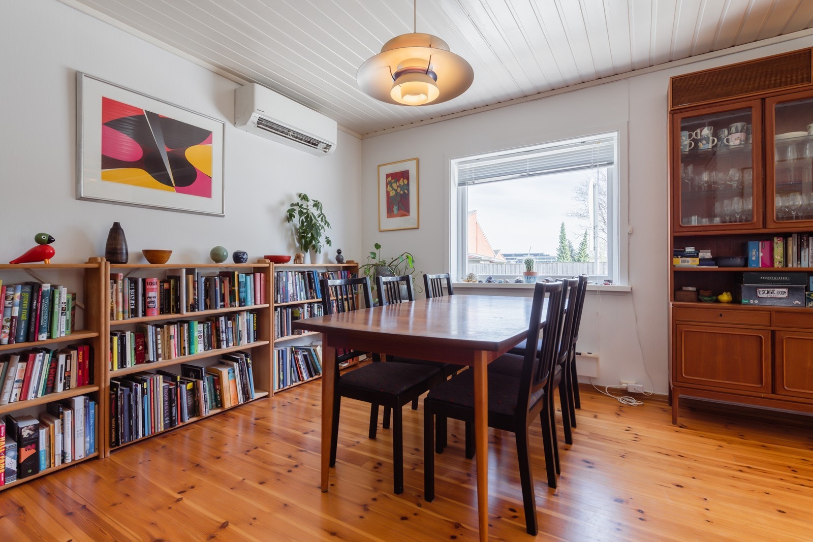 Stua har rikelig med naturlig lys Galleribilde